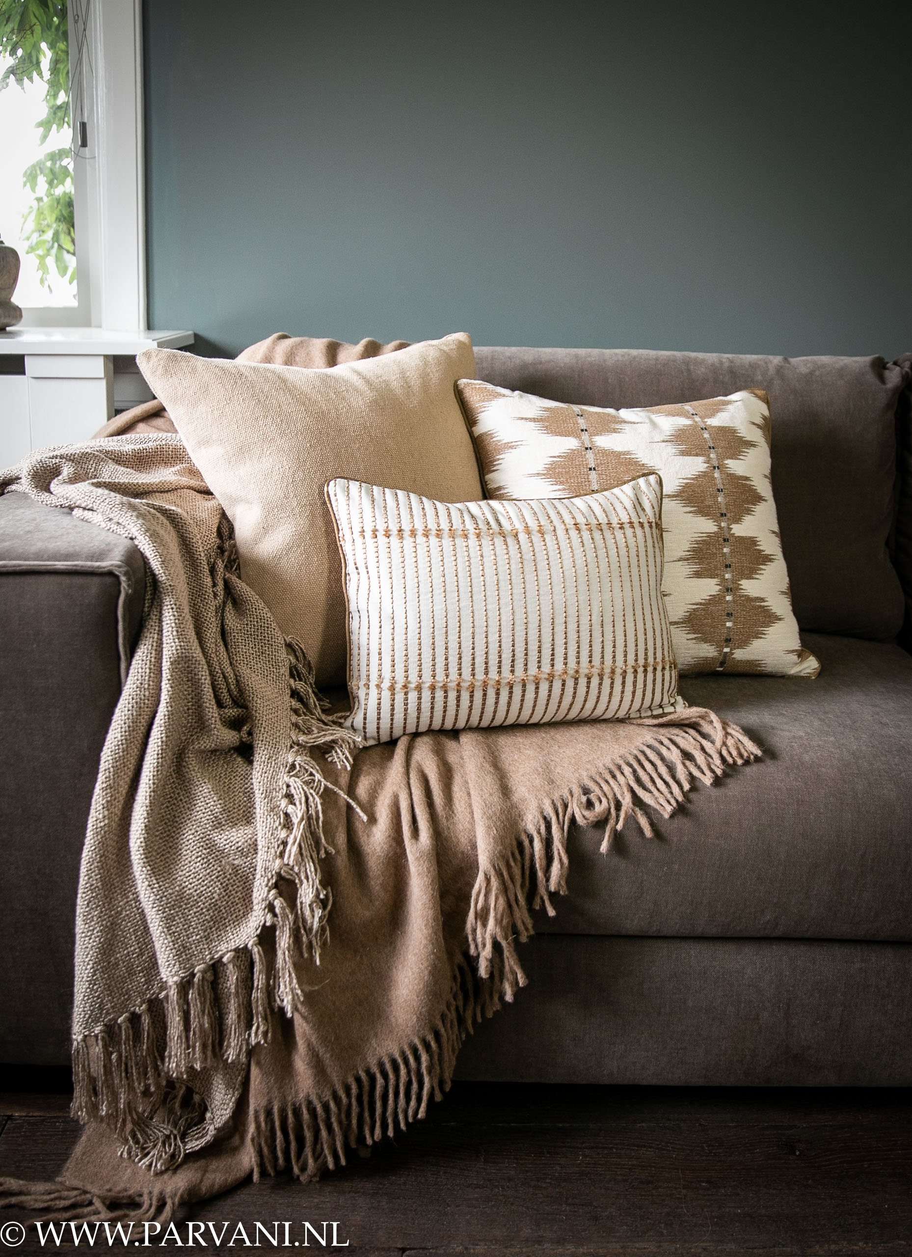 Sierkussens in beige bruin caramel camel kleuren met wollen en gehaakt plaid