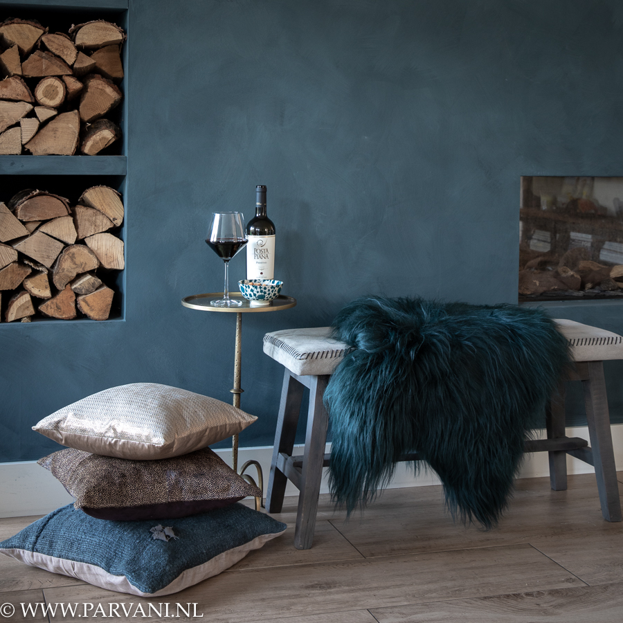 Houten bankje van Hoffz met zitting van suede en leer