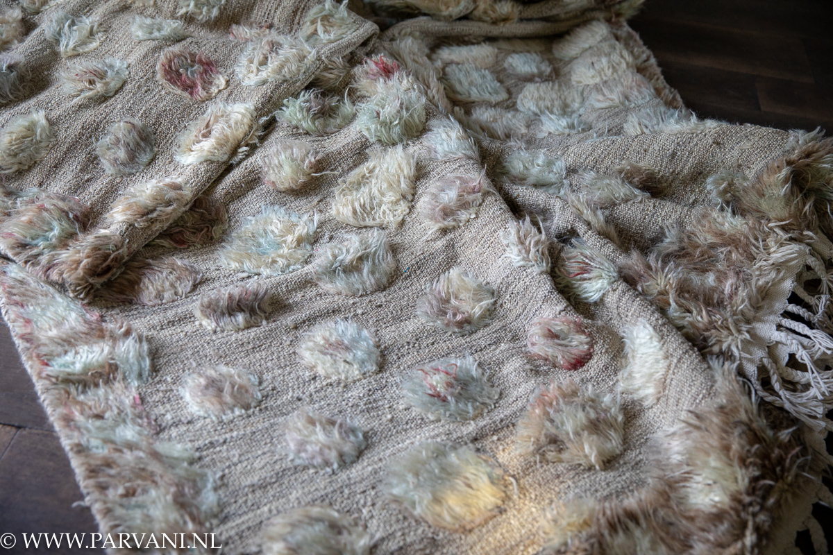 Groot Berber Tulu tapijt in naturel bruin beige kleur met plukjes wol in pastelkleuren roze en blauw