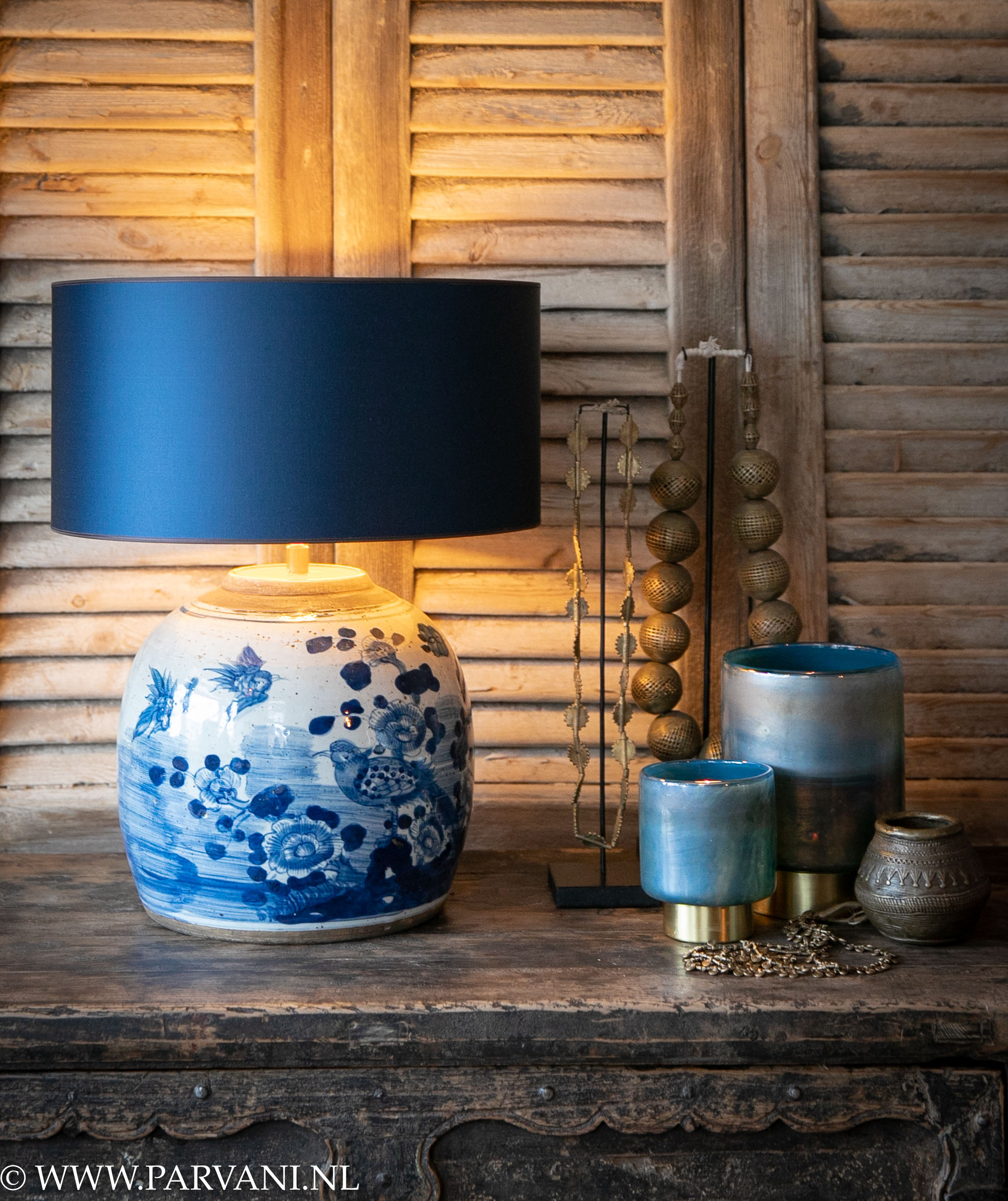 Chinese porseleinen blauw witte schemerlamp met mooie beschildering vogels blauwe kap