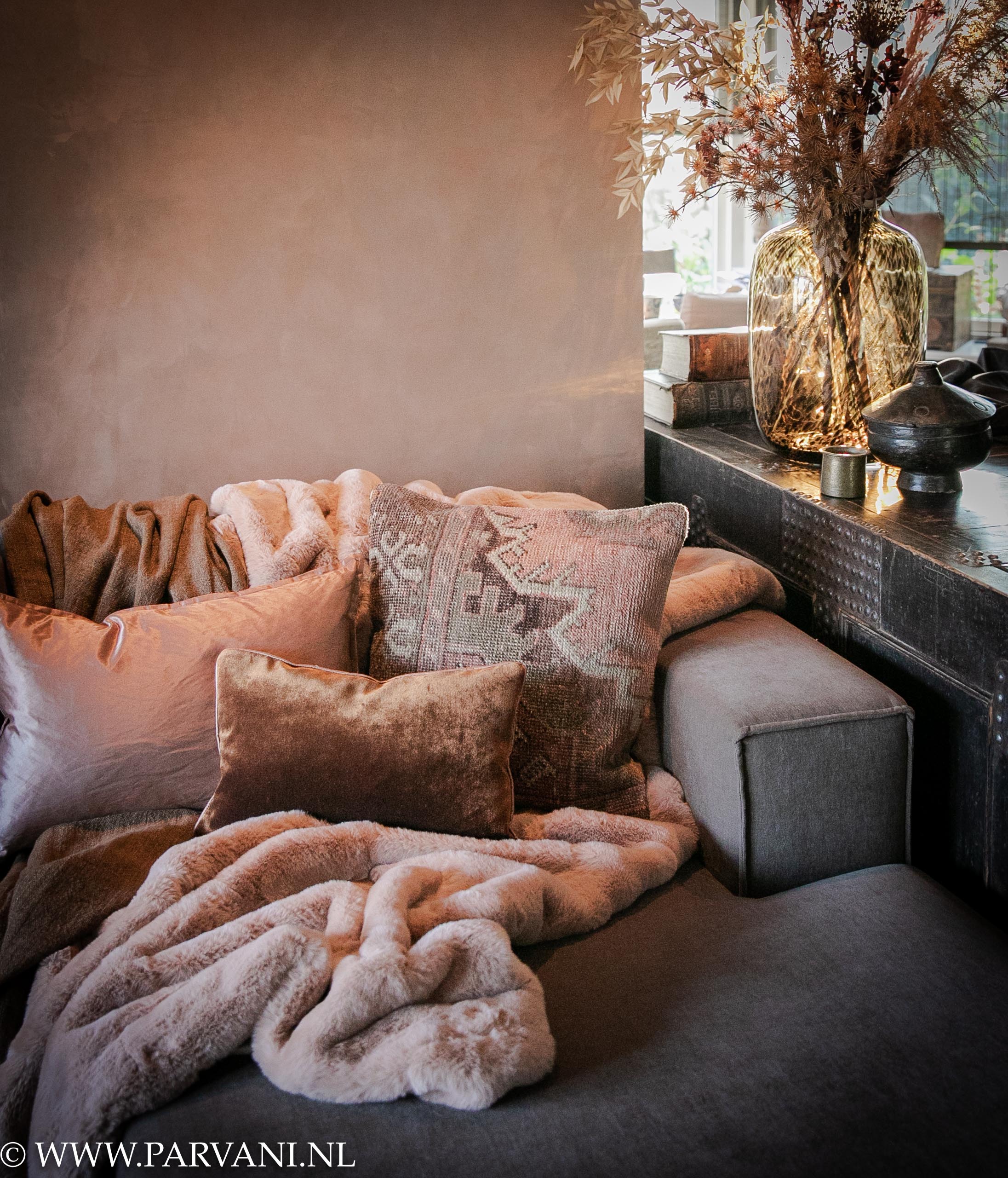 Loungebank Boele met kussen en plaid in oud roze en koper kleuren