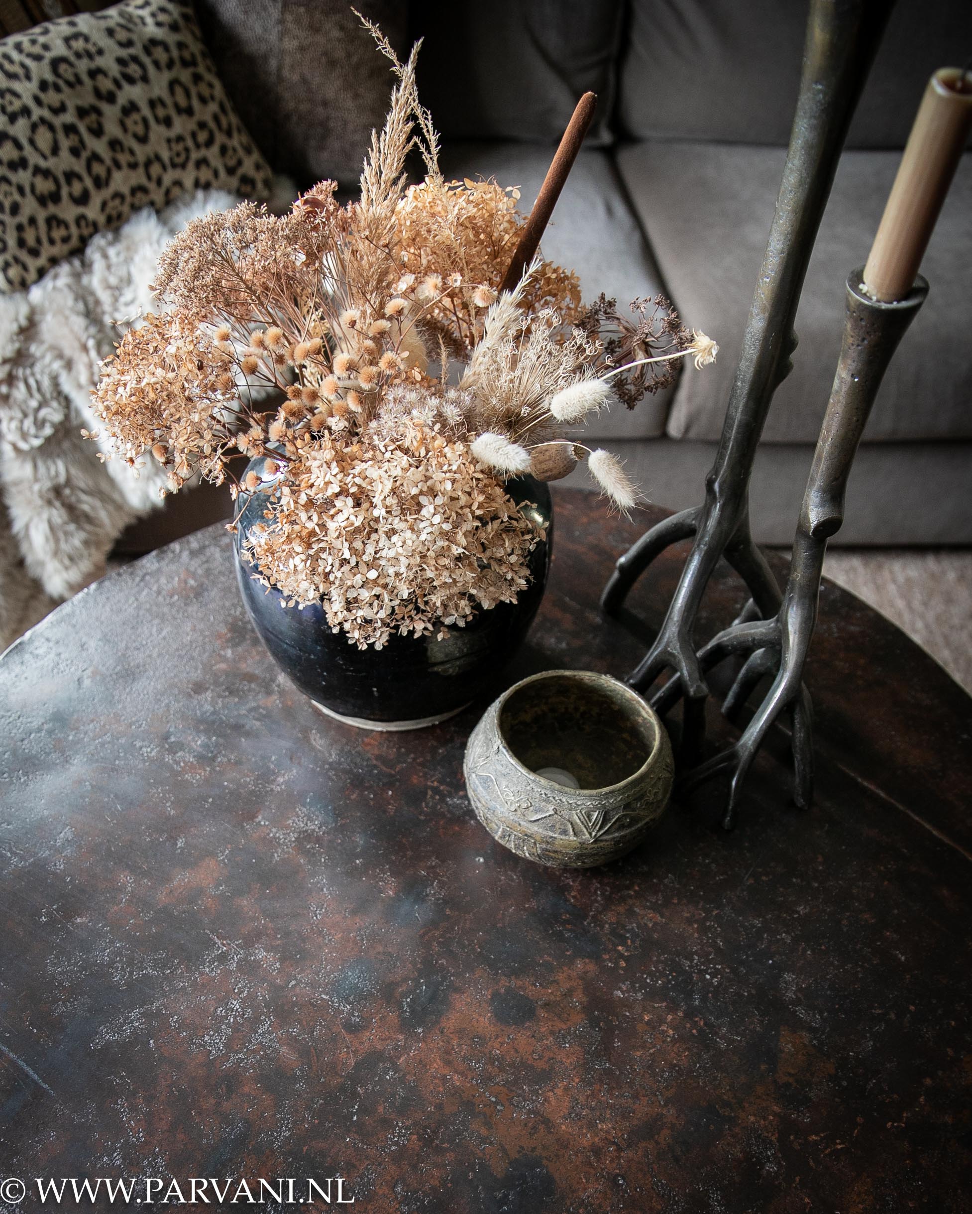 Stoere robuuste ronde metalen salontafel met bruine patina en doorleefde look