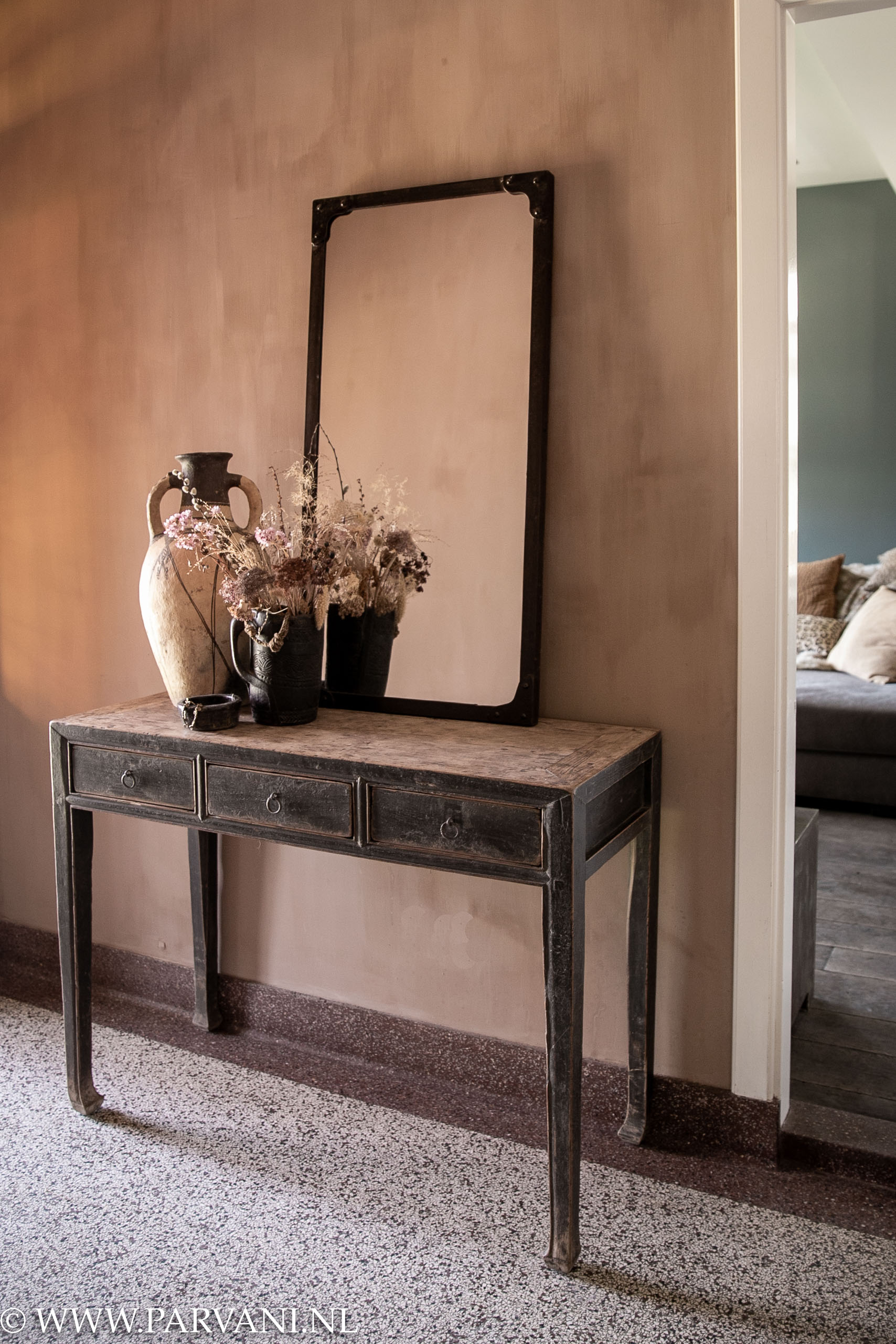 elegante smalle sidetable met 3 lades en mooi verweerde donkere patina