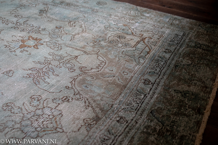 Vintage tapijt in groen blauw bruin turquoise kleuren met mooi patroon