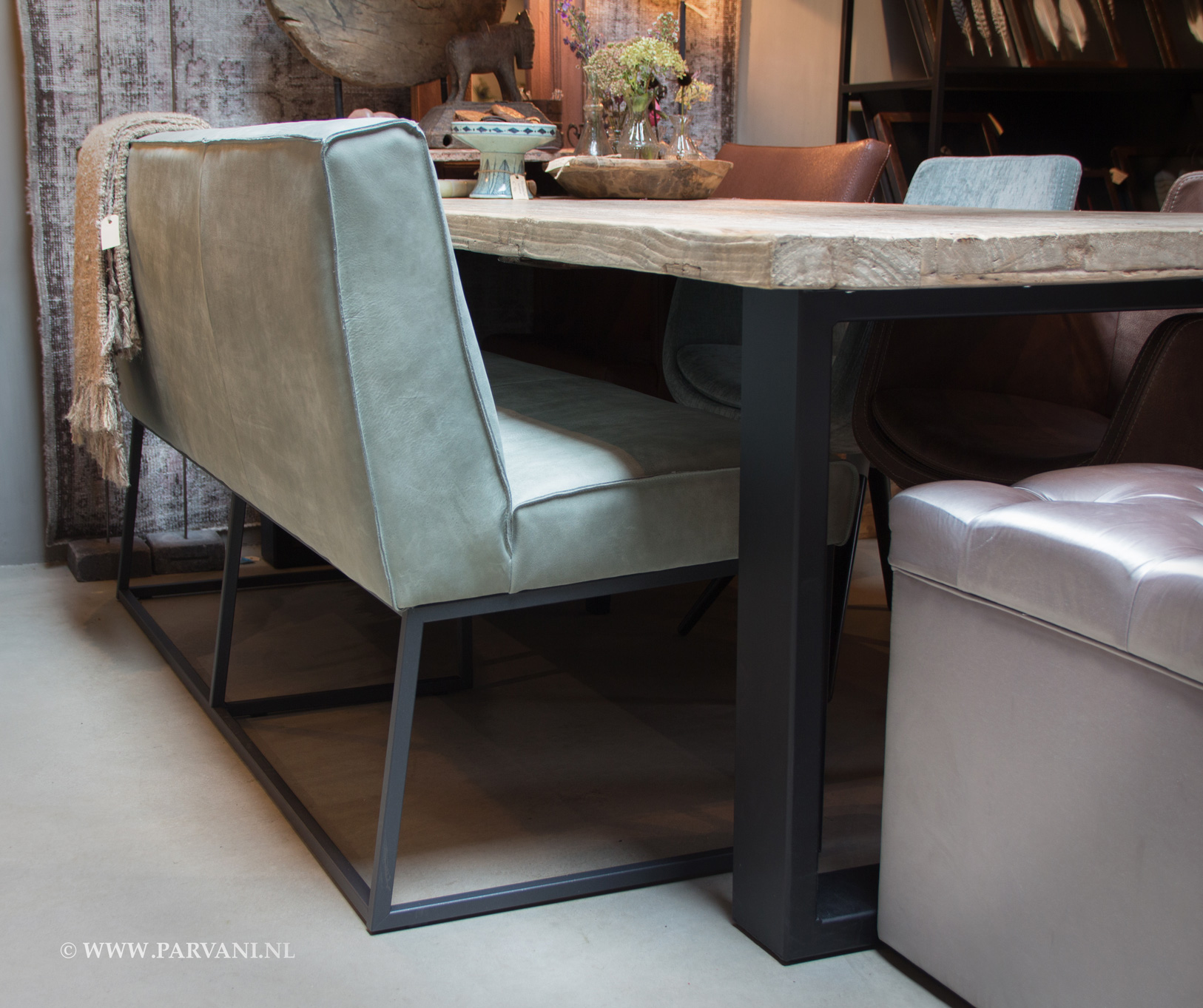 Stoere lederen eetkamerbank met metalen poot