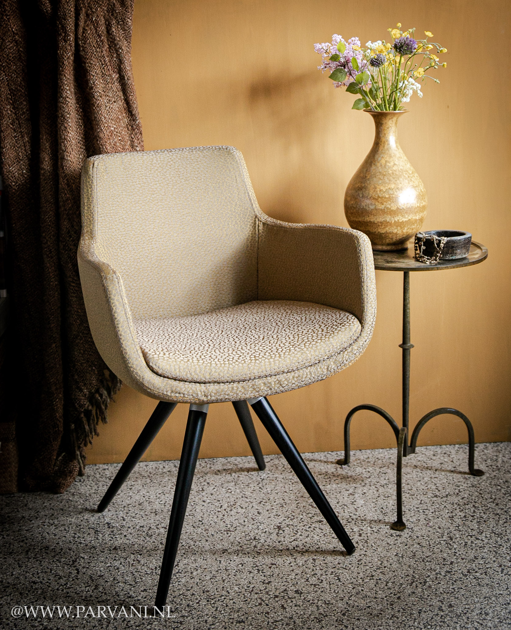 Eetkamerstoel kuipstoel model Jackie met goudkleurige patroonstof en Brass bijzettafel