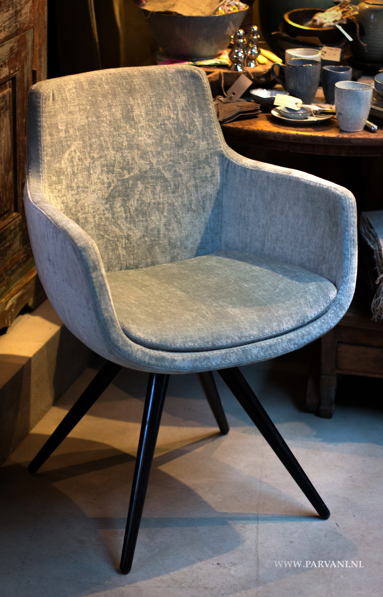 Eetkamerstoel kuipje model Jackie met houten poot gestoffeerd in zachte velvet velours stof