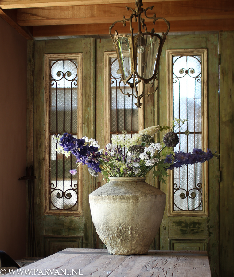 Grote oude kruik met zijden bloemen veldboeket