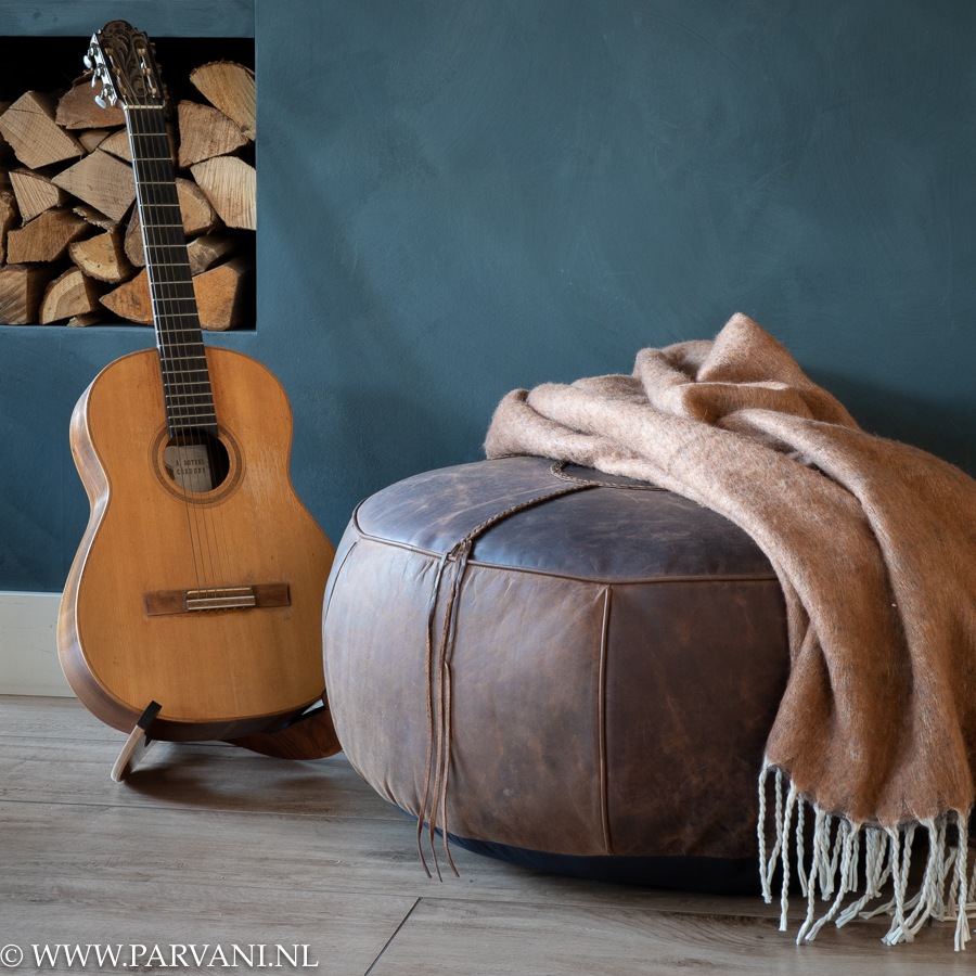 Stoere grote ronde poef in donkerbruin leer met speelse franjes