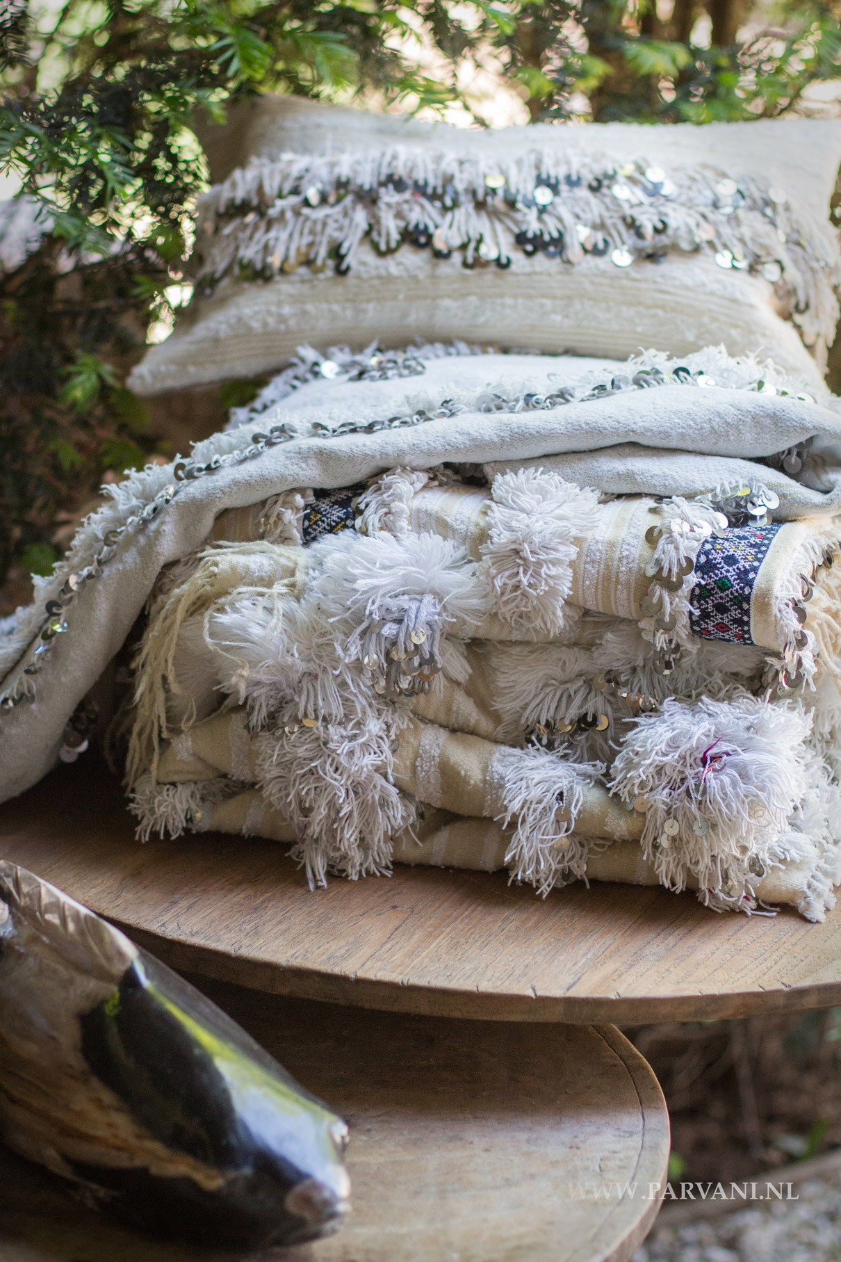 Marokkaanse handira kussens en plaids in lichte tinten