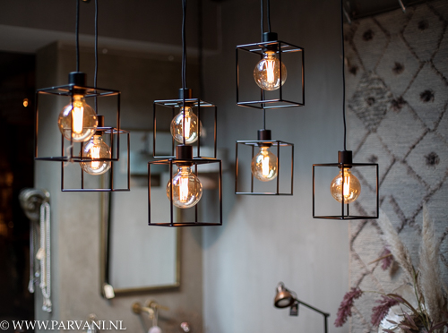 Stoere hanglamp boven eettafel meerdere lampen