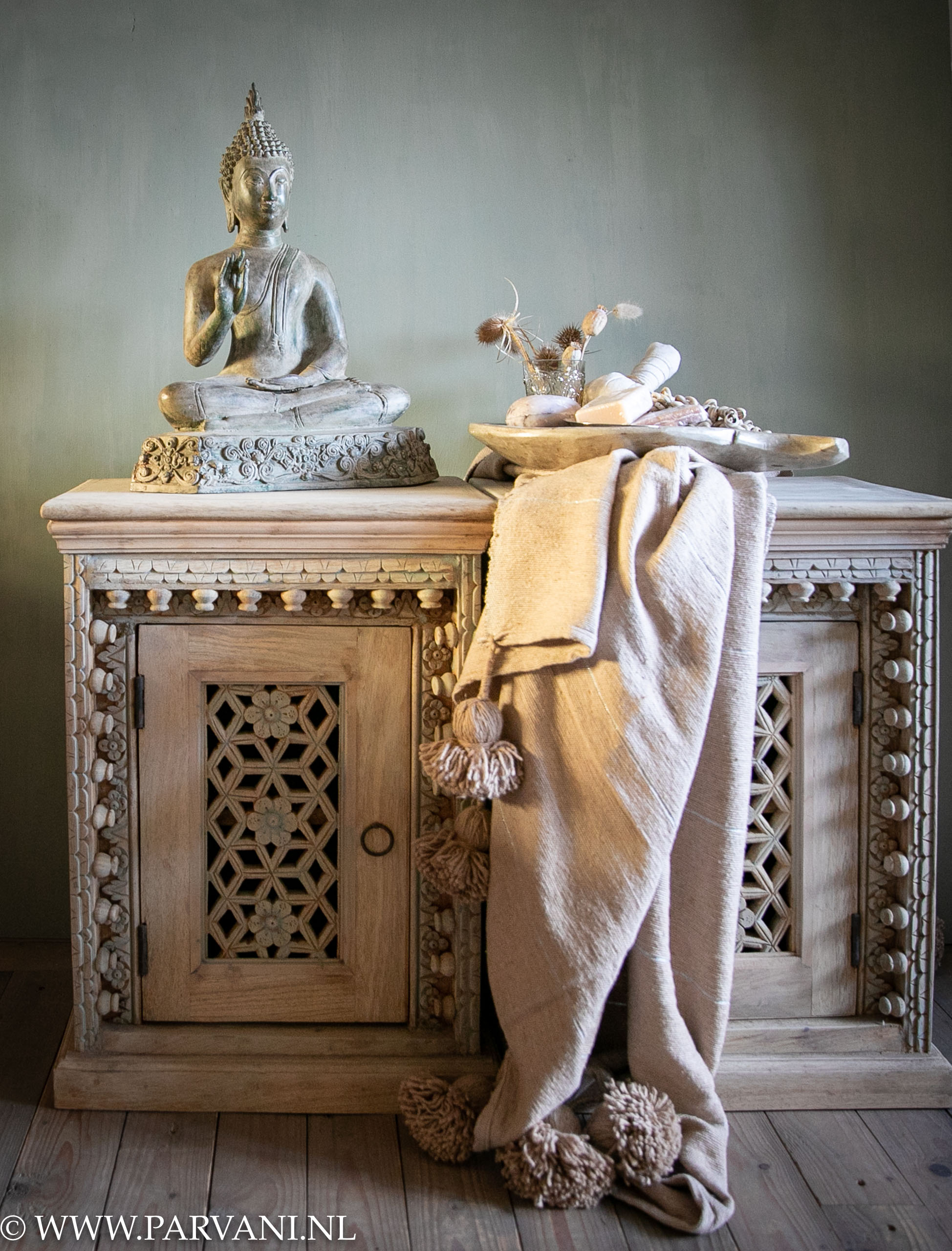 Oosterse nachtkastjes slaapkamer white wash decoratie