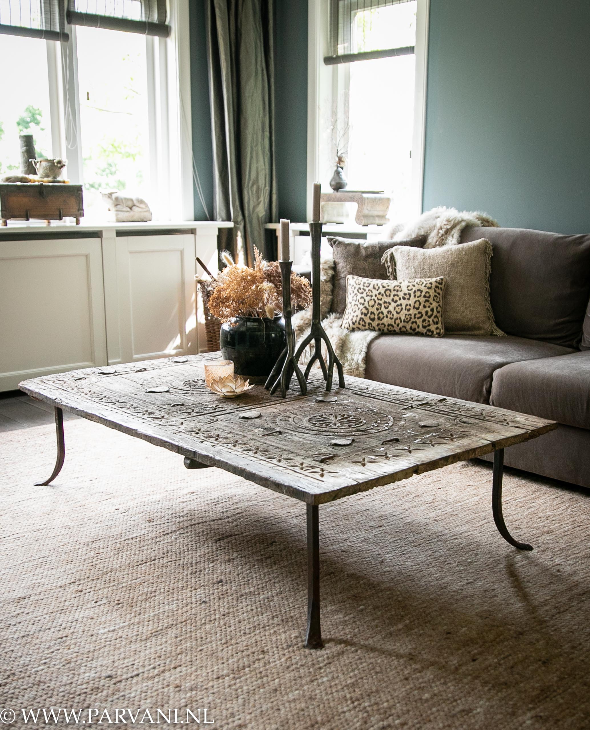 Unieke Indiase salontafel coffeetable oud houten deur met ijzeren pootjes en sierlijk houtsnijwerk en metalen nagels