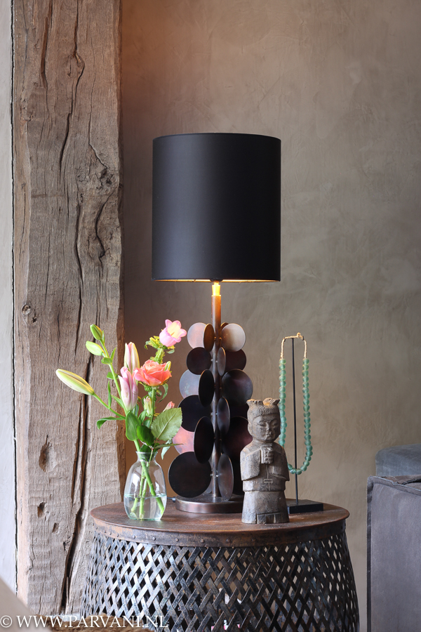 Tafellamp Ivy Rapture in bronze patina met hoge zwart satijnen kap