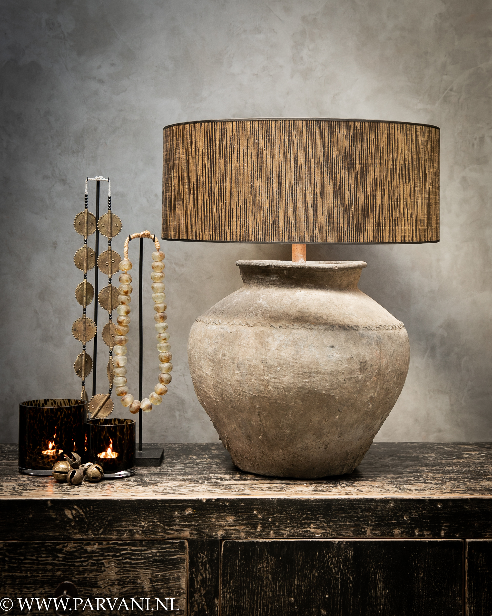 Stoere spbere oude waterpot kruiklamp grijs bruin naturel kleur met lampenkap in goud met zwart gestreept