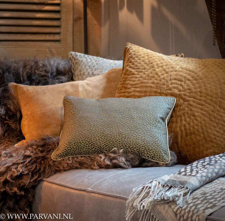 Kussen mix cognac camel tuquoise goud bruin + grote schapenvacht