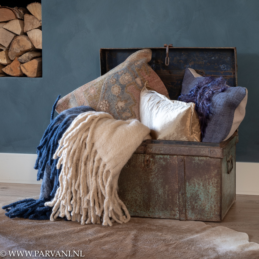 Kussens en plaids blauw nude oud roze kelim franjes