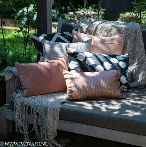 Tuinbank met sierkussens in zwart wit met oud roze en naturel linnen plaid