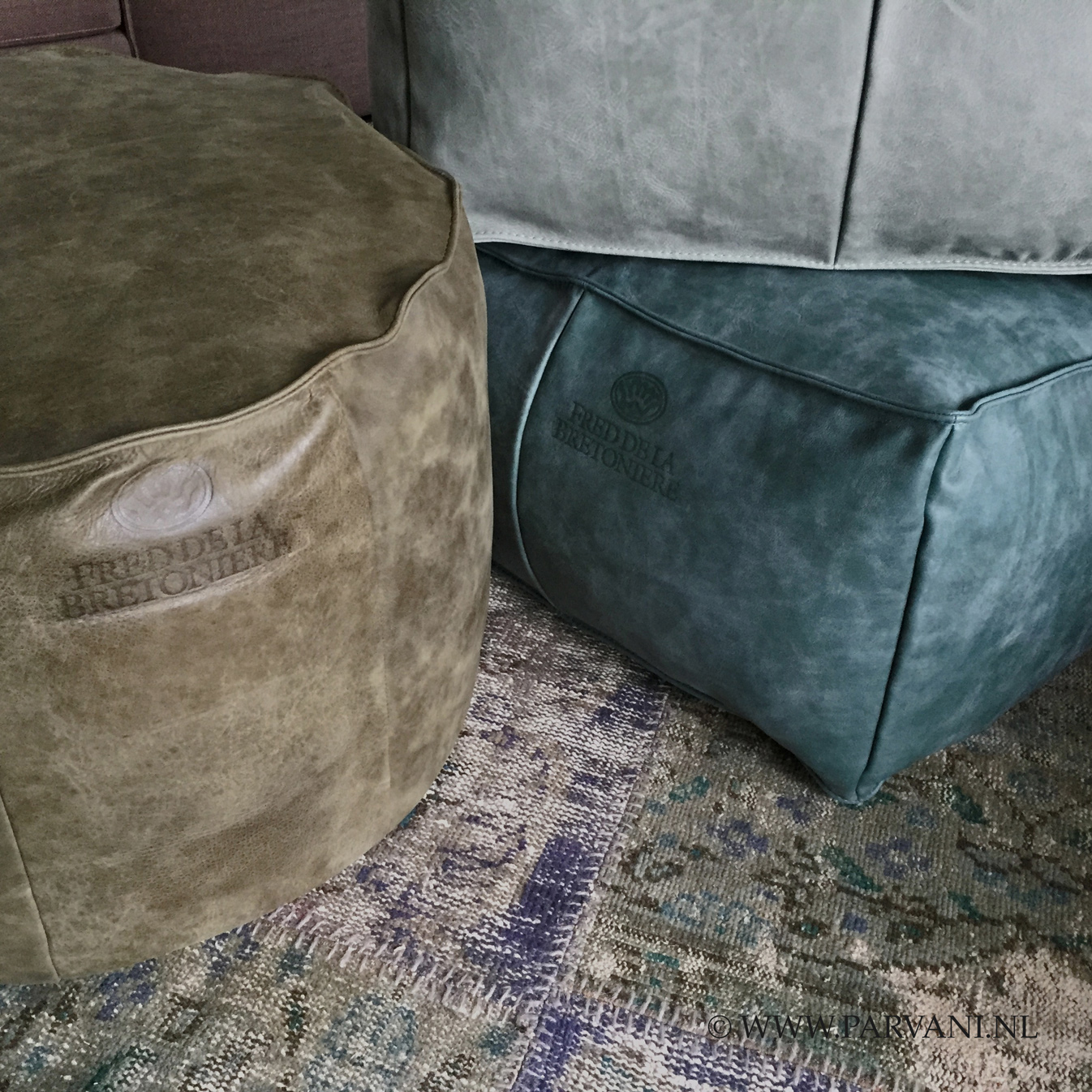 Stoere poefen van geschuurd leer in vierkant en ronde vorm in groen en blauwe tinten