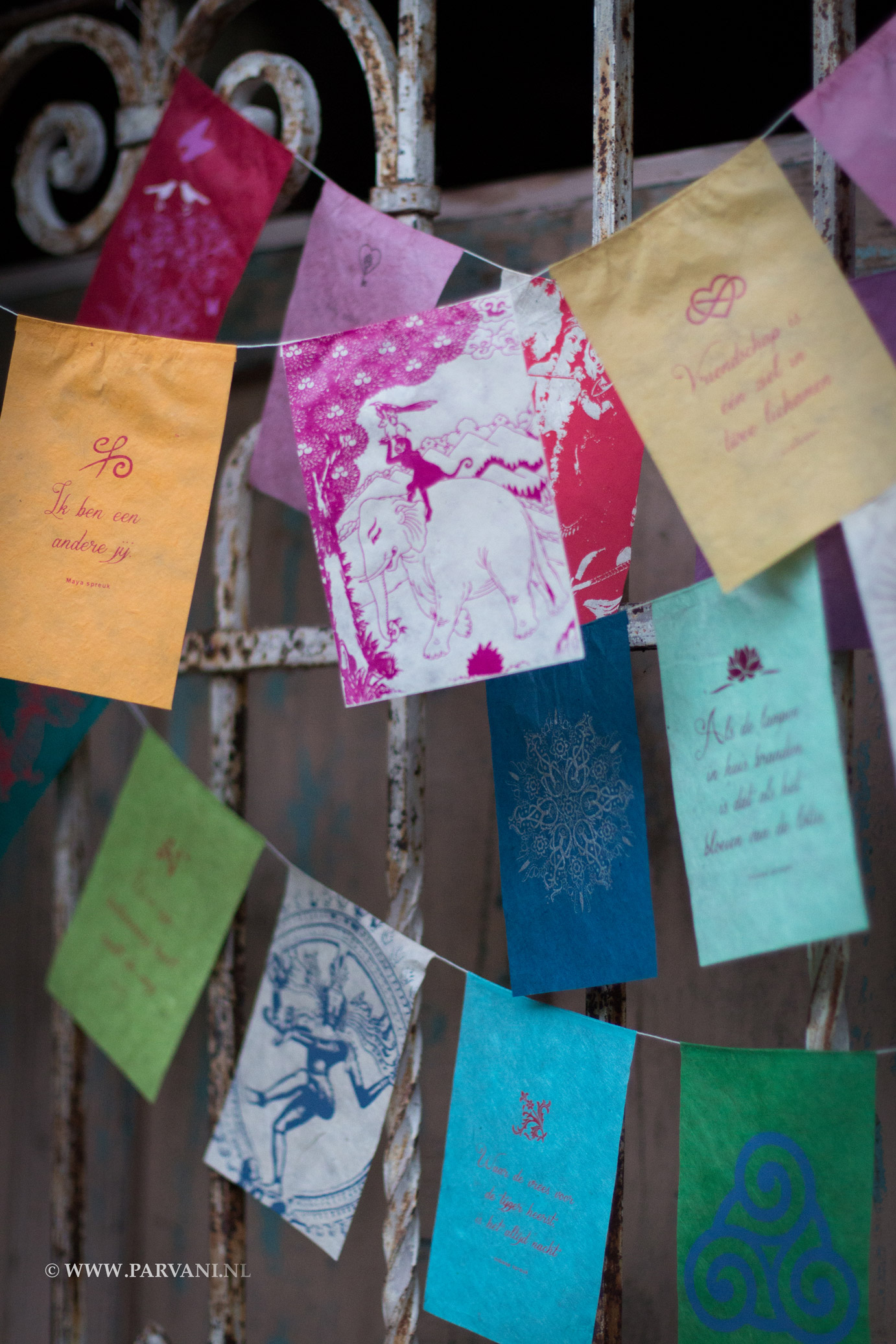 Wensvlaggetjes van handgeschept papier uit Nepal