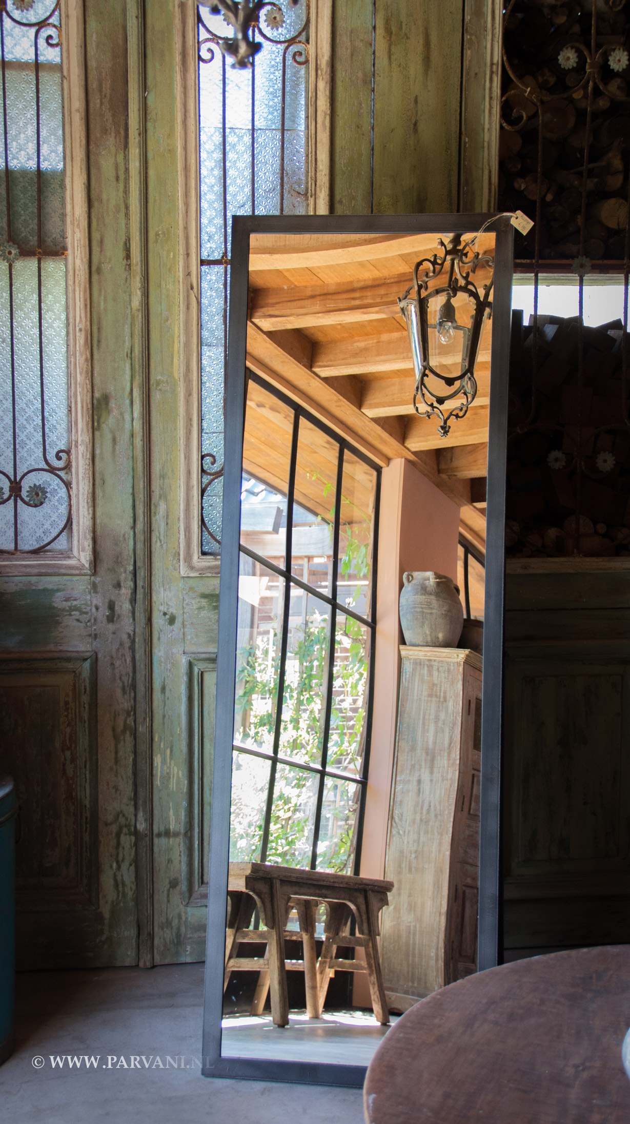 Staande passpiegel met zwart metalen lijst