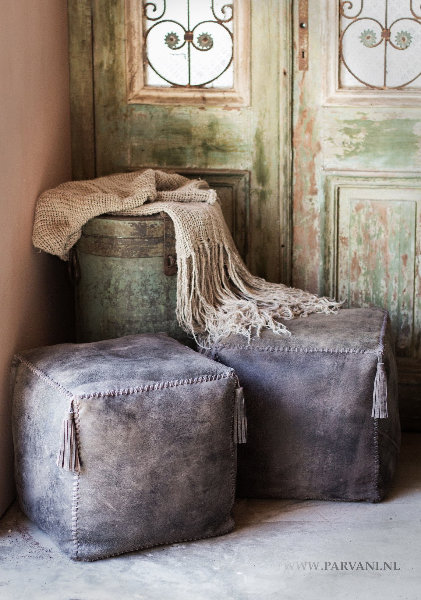 Vierkante poefjes van Hoffz in stoer geschuurd leer