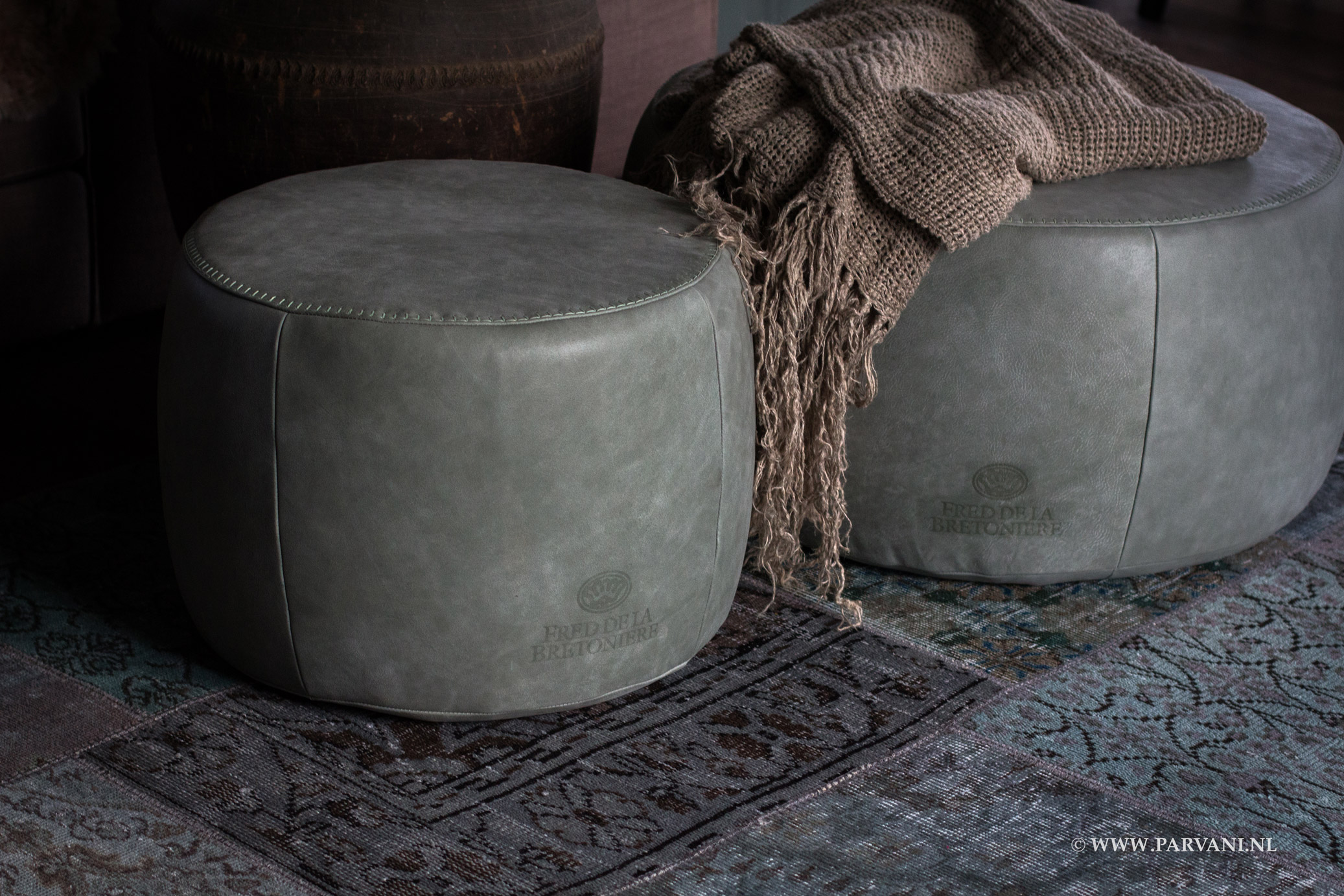 Stoere lederen poefen van Fred de la Bretonniere in Africaleer Turtle