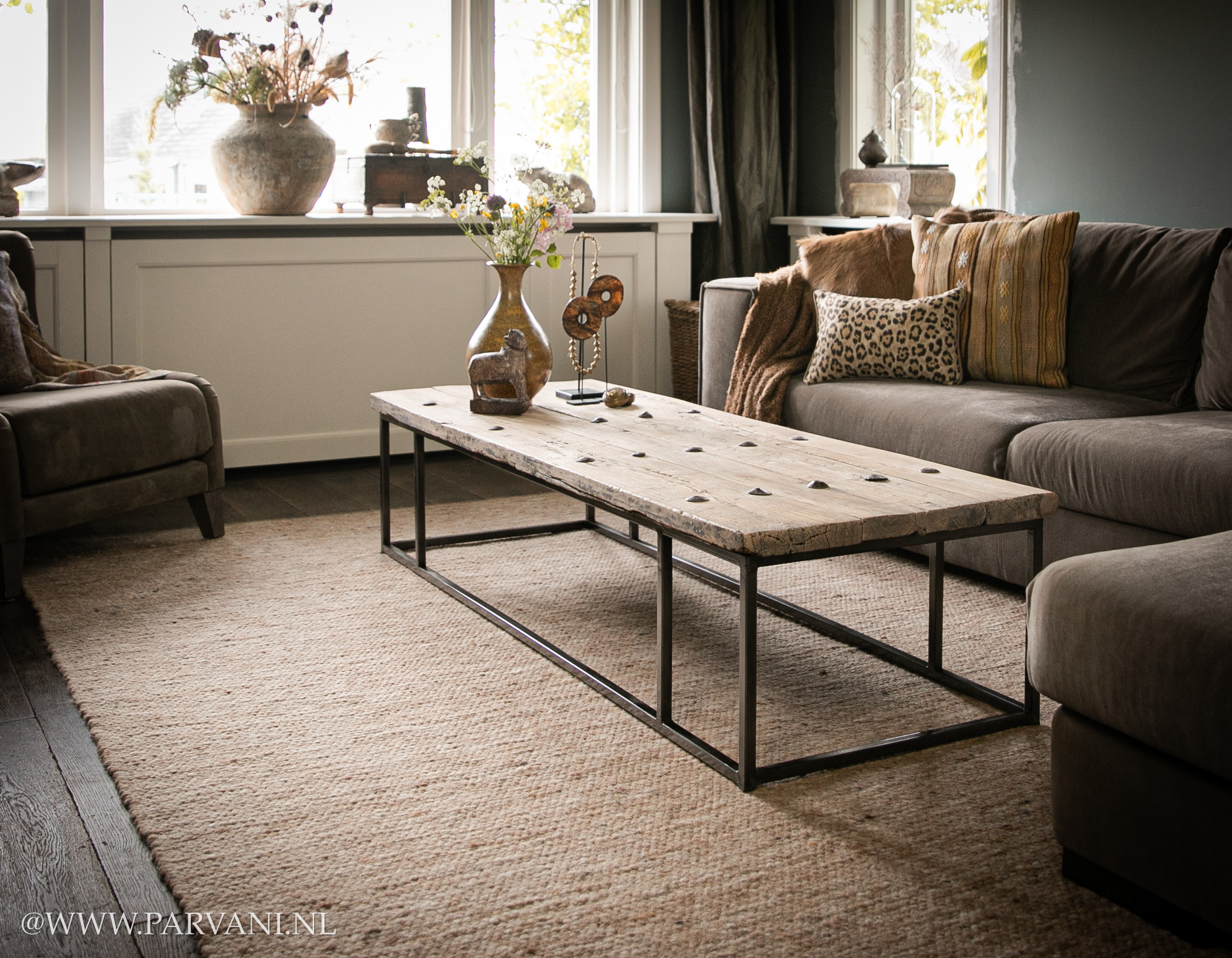 Smalle salontafel met oud houten blad met nagels op metalen onderstel