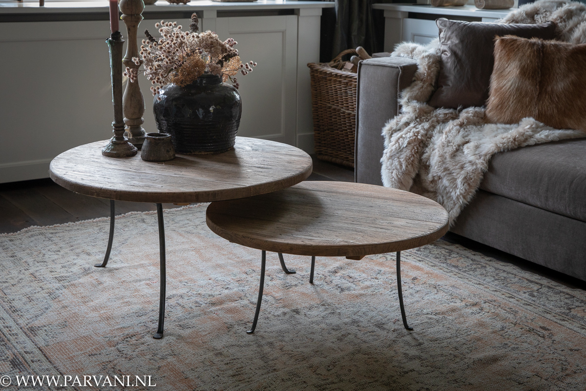 Saltontafels rond houten blad met ijzeren pootjes