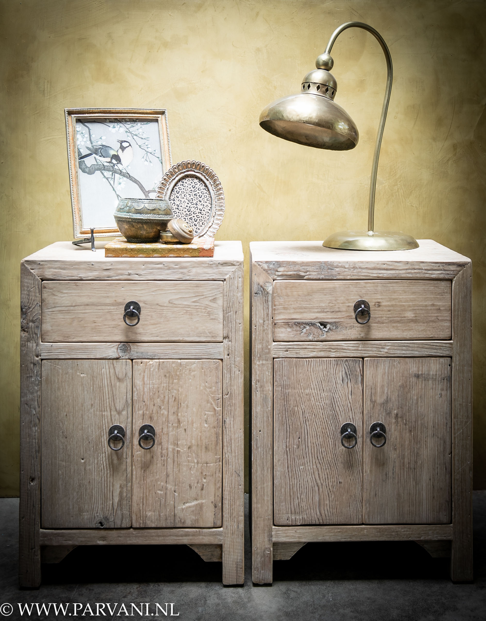 San Silvestro kalkverf met oude vergrijsde nachtkastjes