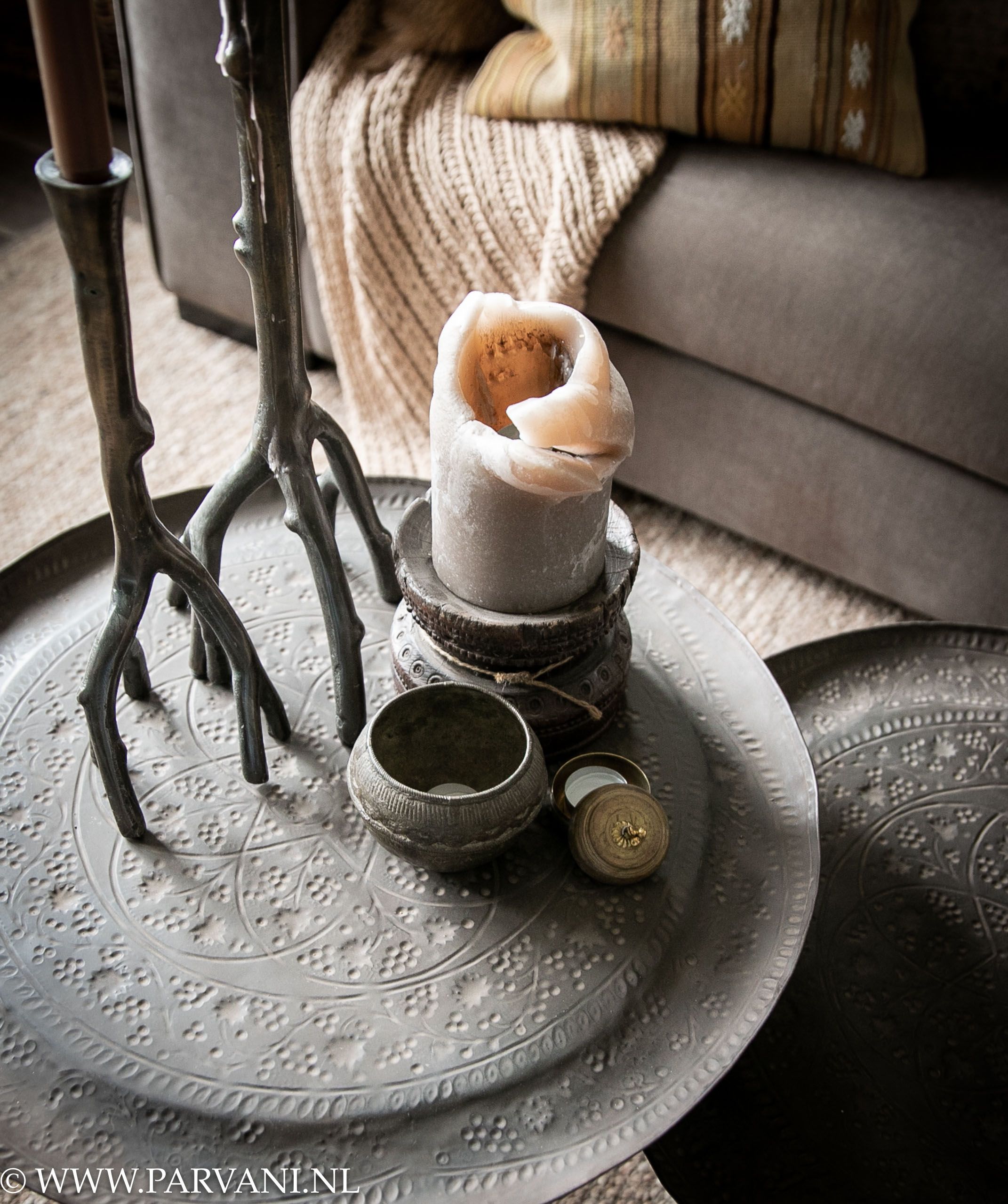 bovenkant dienblad tafel mooi bewerkt metaal met bloem patronen