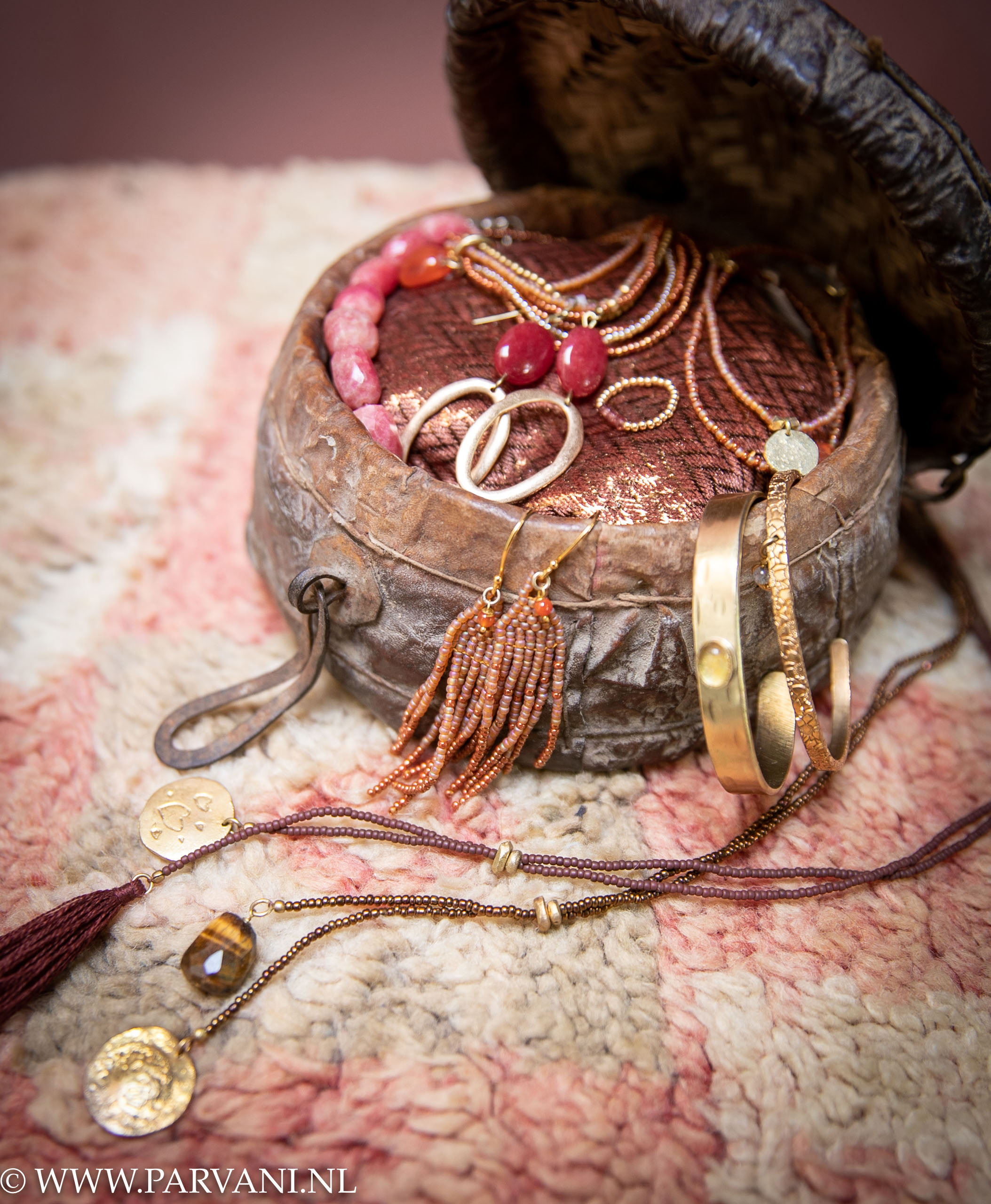 round leather box jewelry