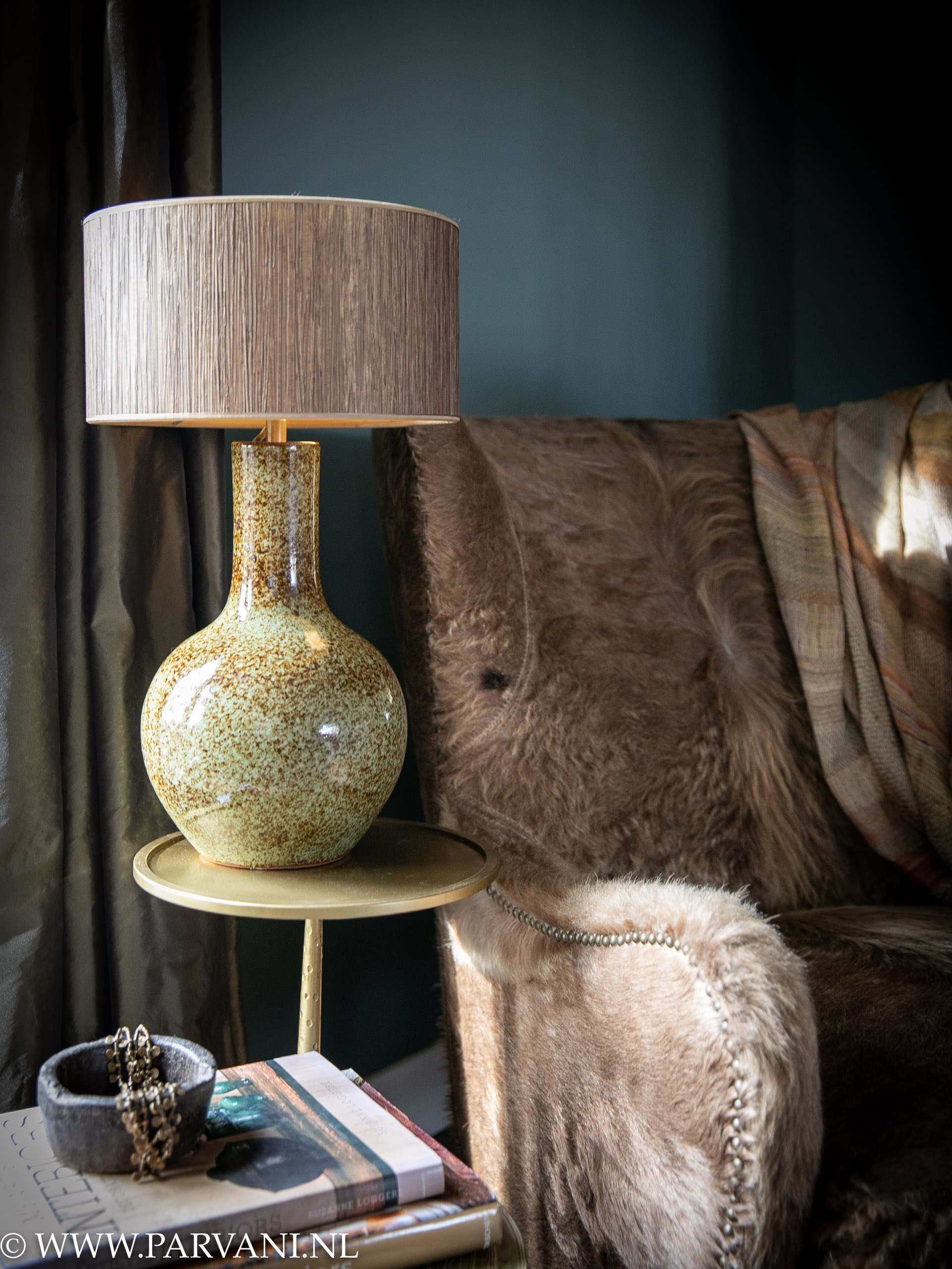 Schemerlamp bruin groen smalle hals gouden kap Duran oorfauteuil vacht