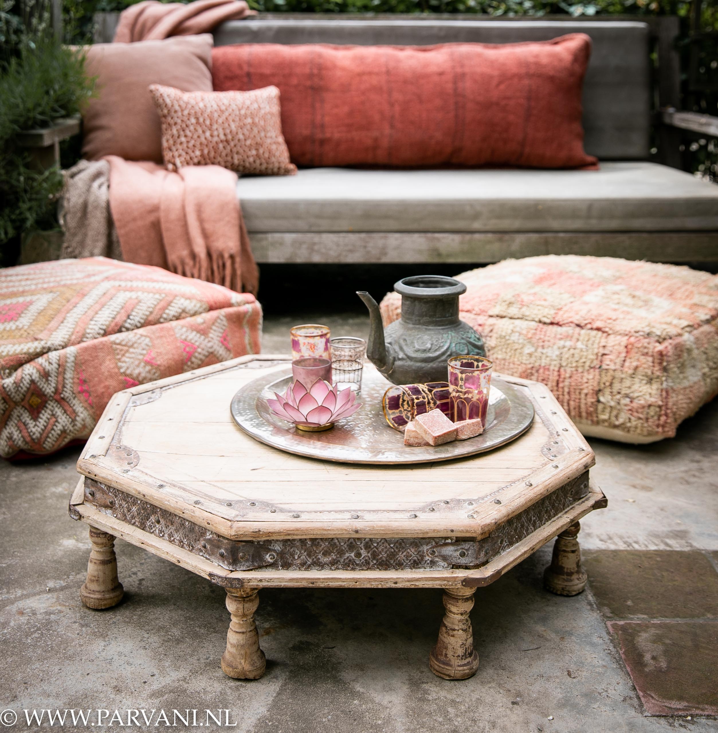 laag bajot tafeltje oud hout India ijzerbeslag met poufs maroccain rood roze