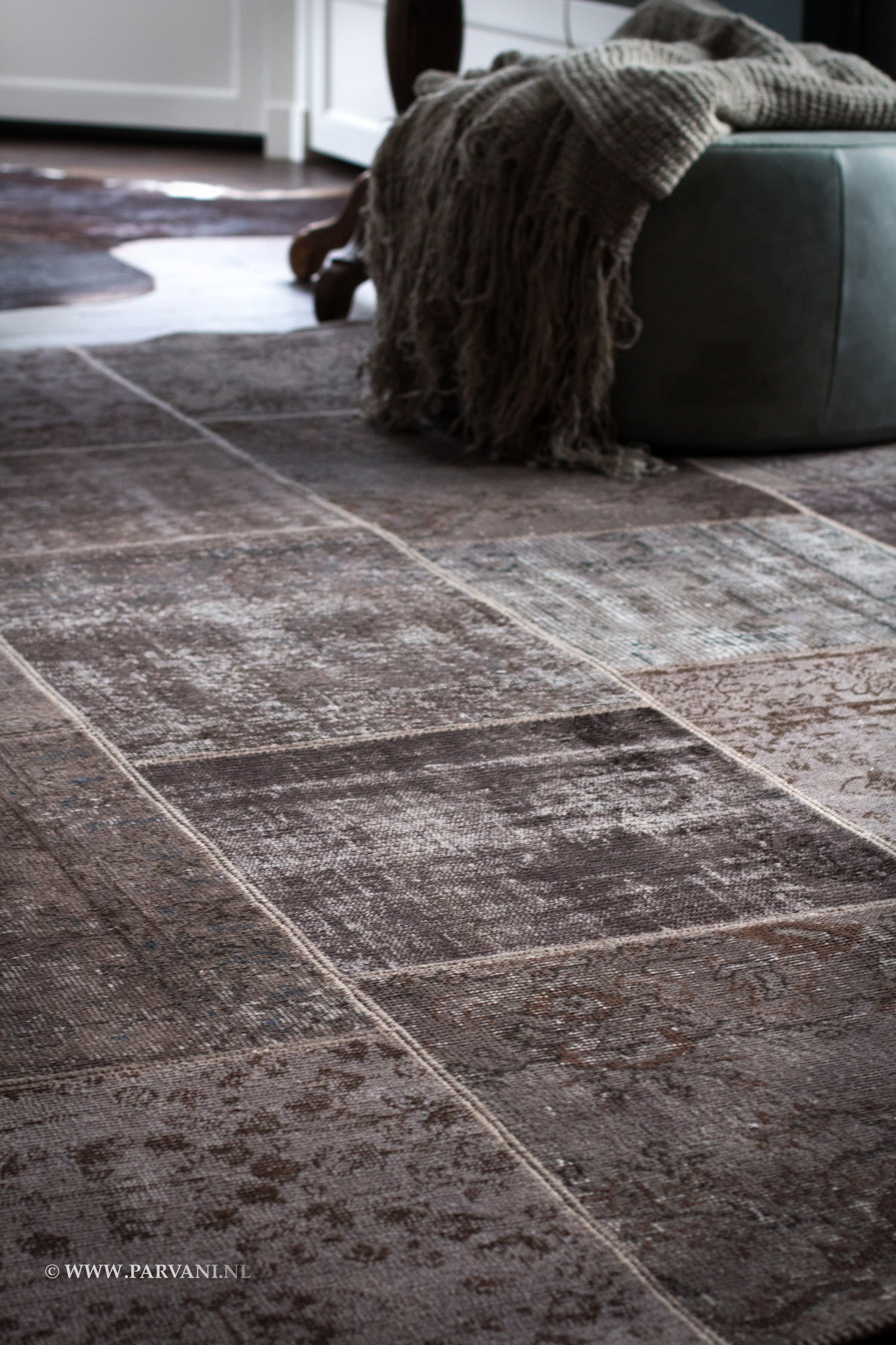 Vintage patchwork tapijt in warme bruin grijze kleuren met mooie patronen
