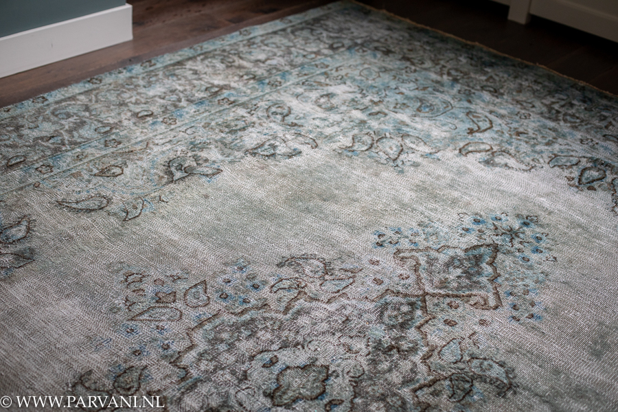 Vintage vloerkleed uit Iran in groen blauw turquoise kleuren met mooi patroon