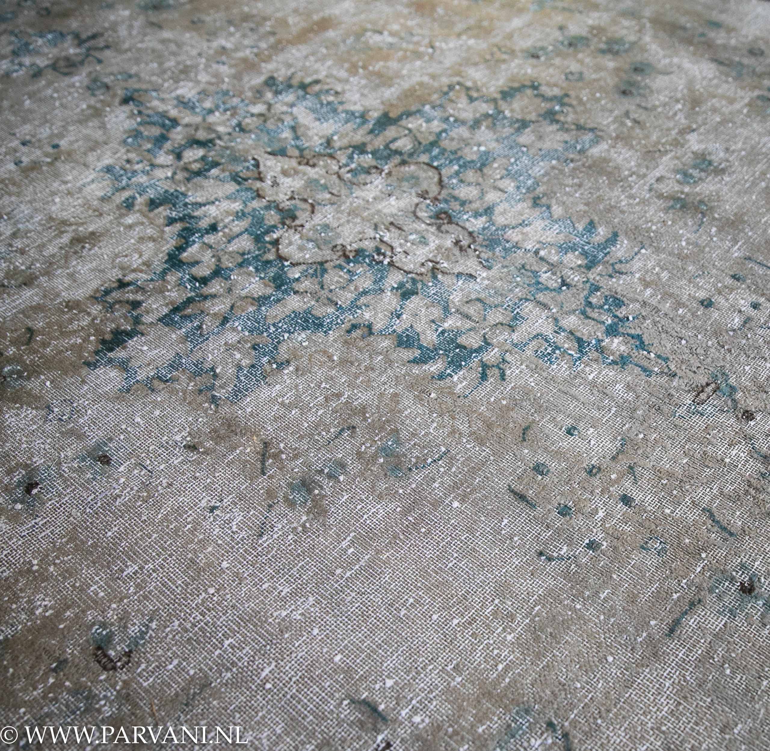 Groot vintage vloerkleed van wol en zijde uit Iran met naturel bruine kleur en mooi blauw patroon