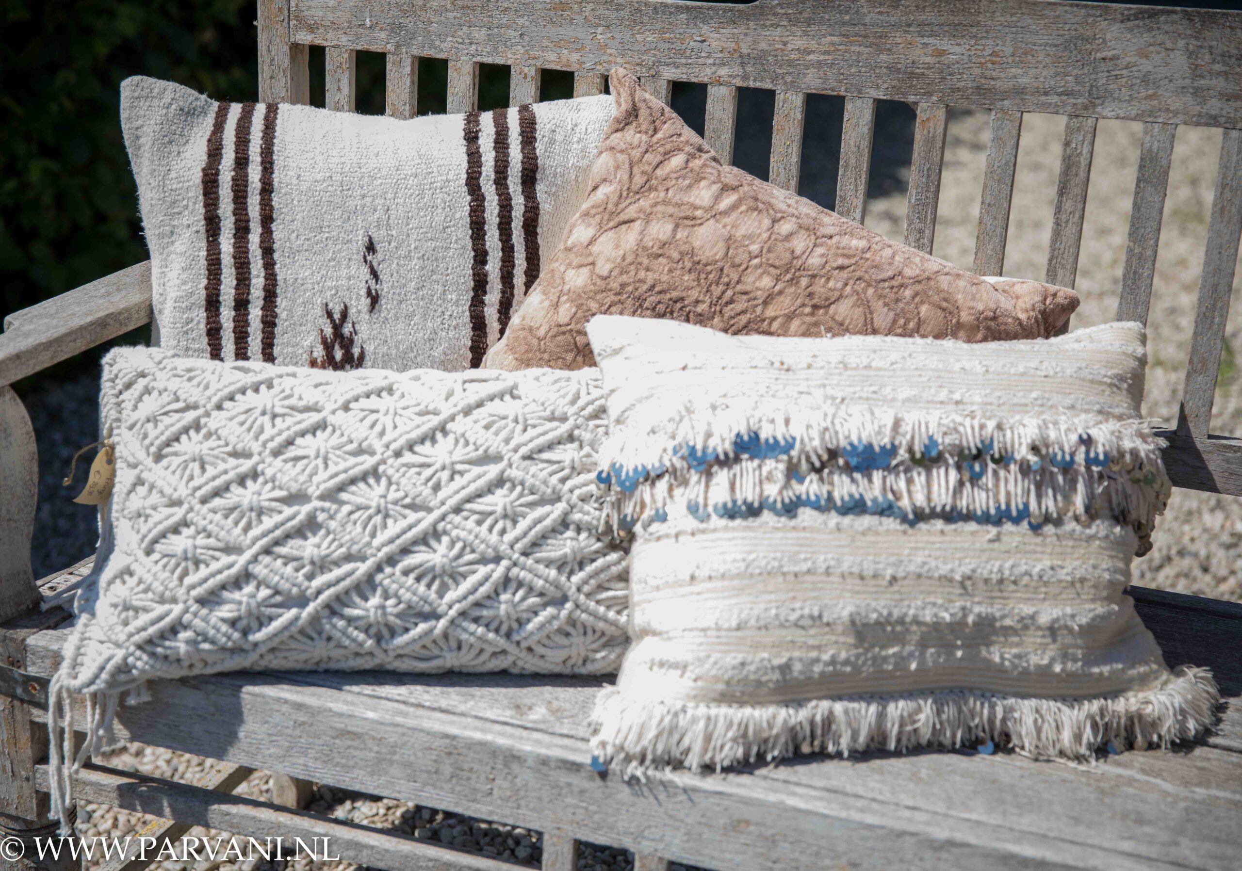 Zomerse kussens in lichte creme beige witte kleuren met mooi patroon