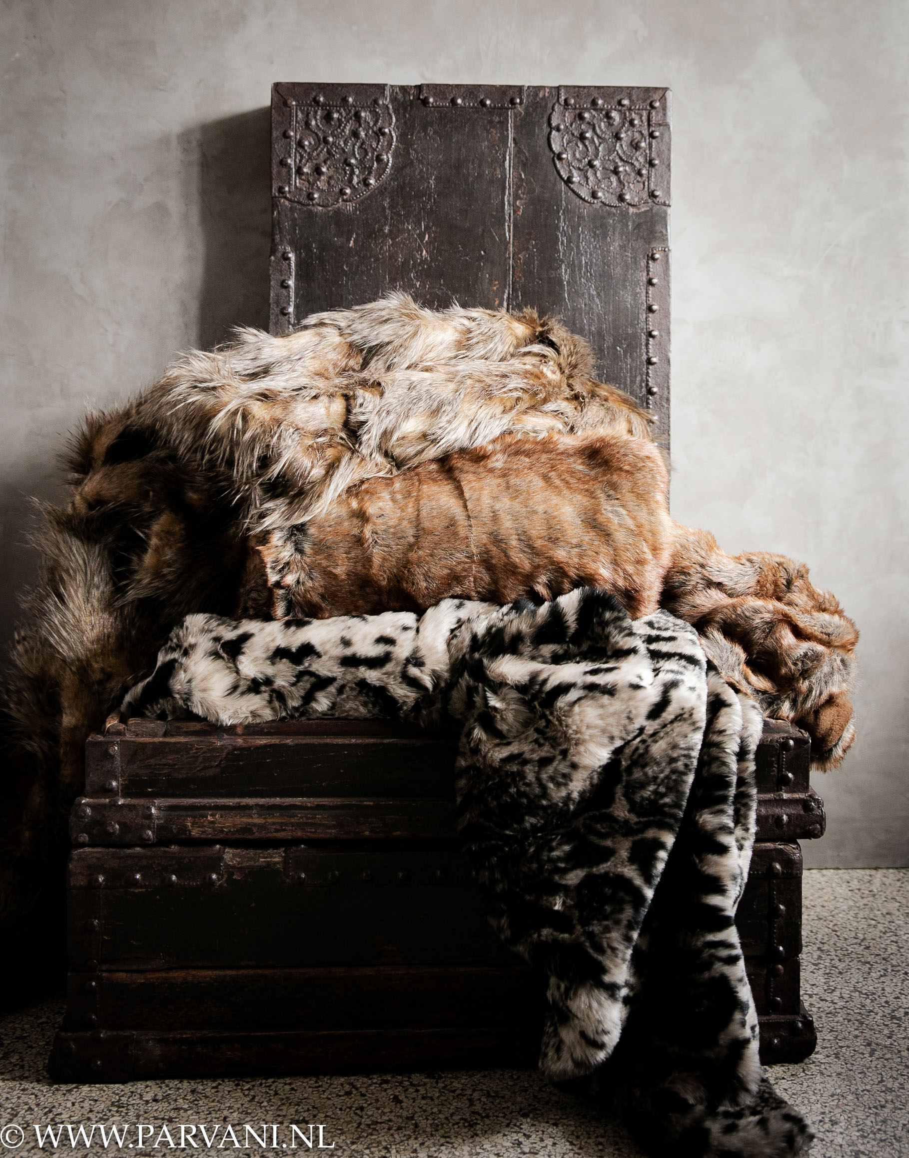 nep bont plaids bruin leopard vacht in donkerbruin zwarte houten kisten met deksel uit China