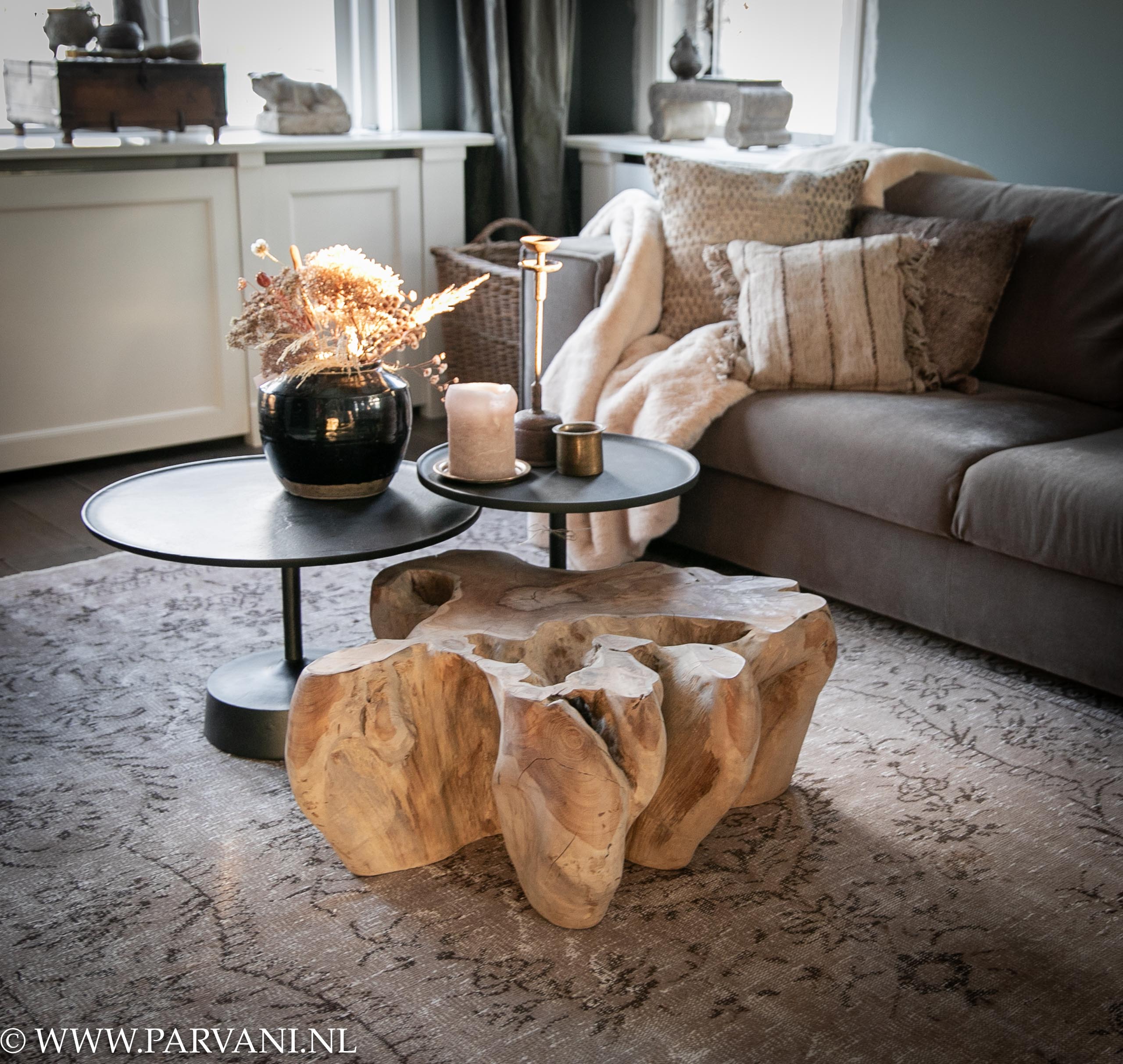 boomstronk salontafel bijzettafel laag teakhout met zwarte metalen tafeltjes