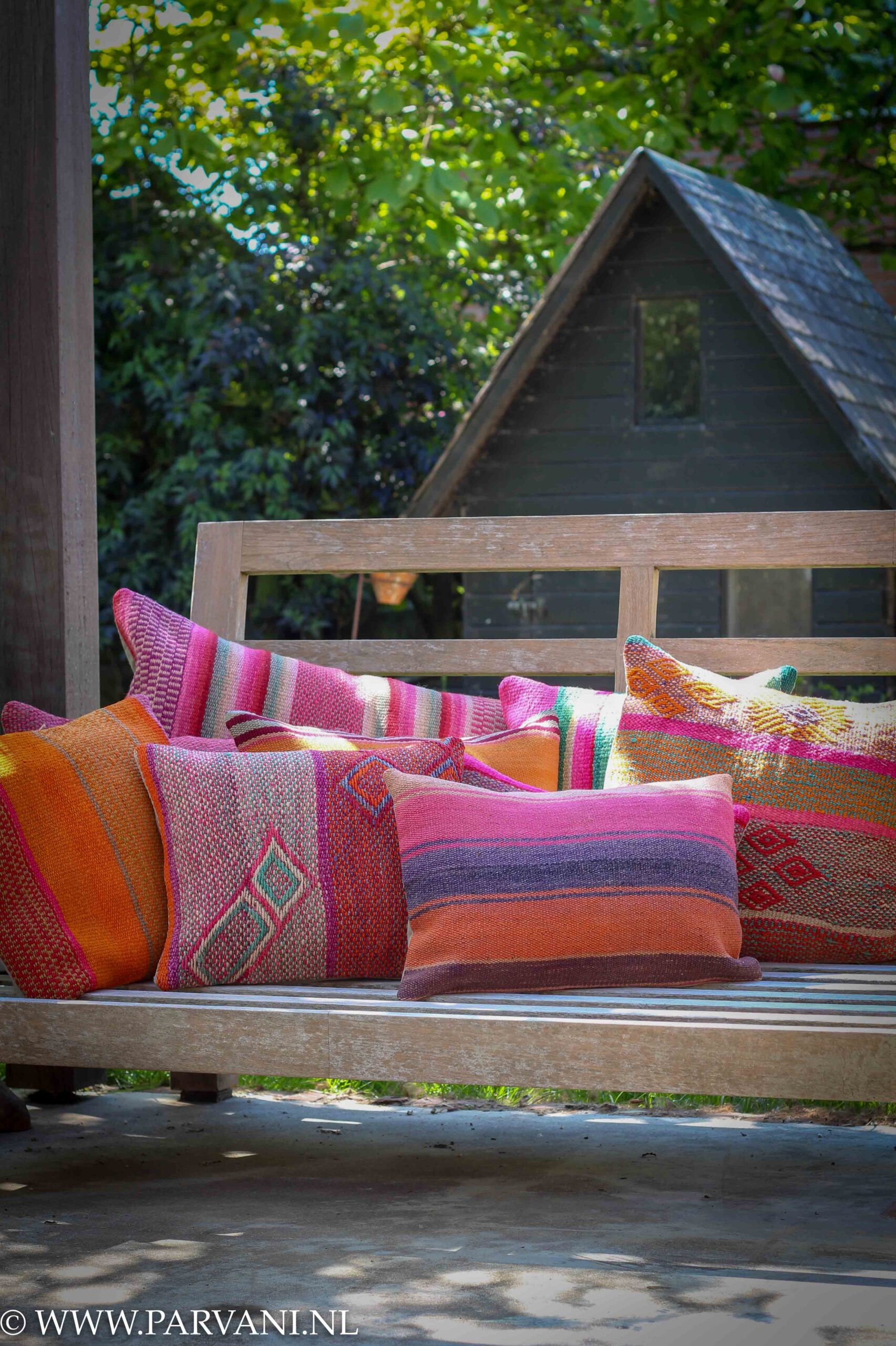 Kleurrijke Boliviaanse kussens in warme oranje en roze kleuren