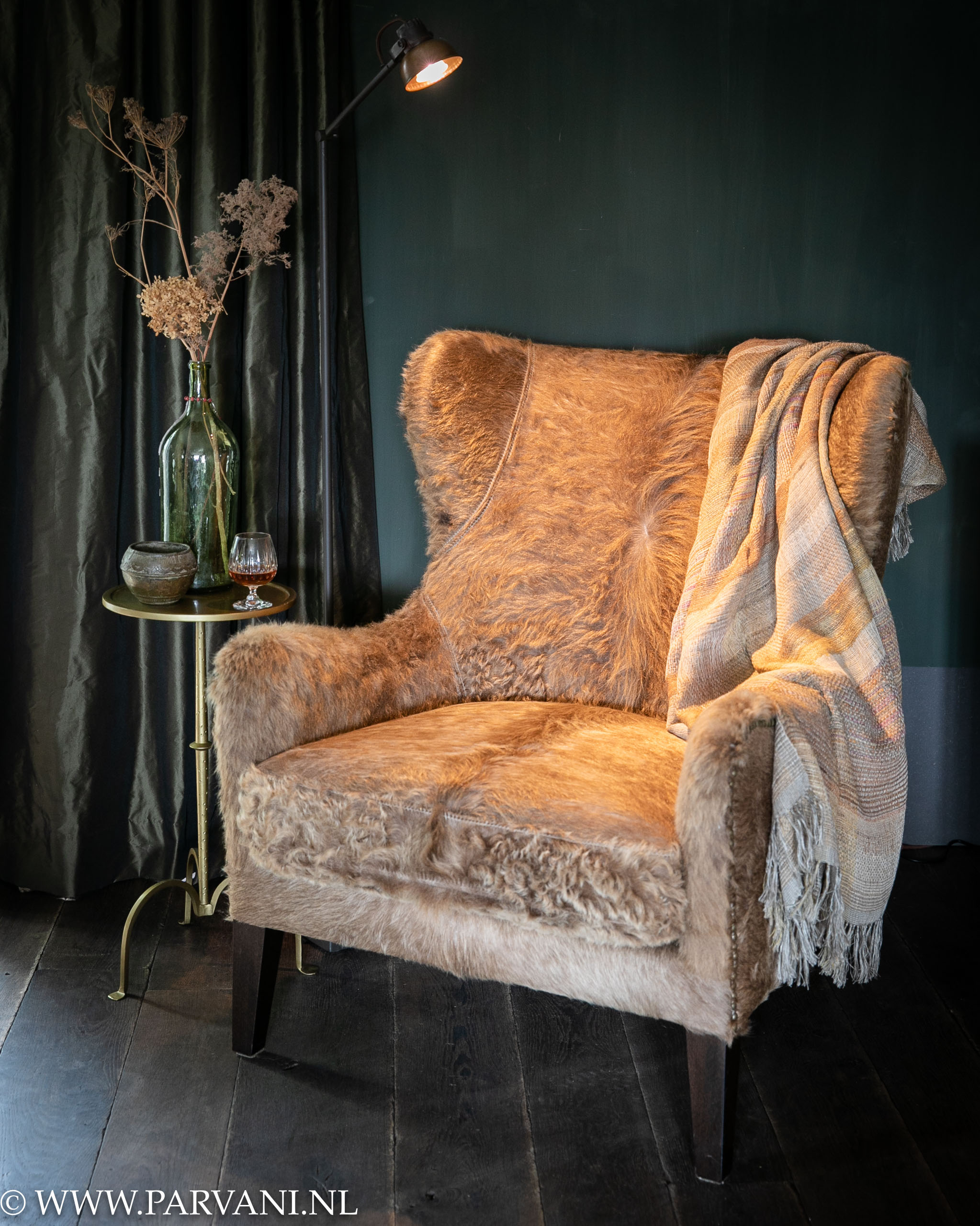 Comfortabele oorfauteuil model Galveston van Marie’s Corner met stoere bekleding in vacht/ koeienhuid