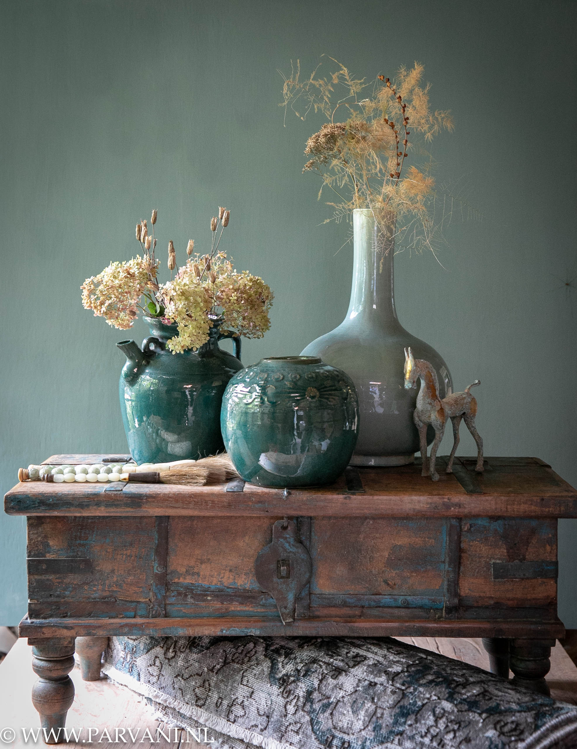 Oude houten kist uit India met Chinese potten en vazen