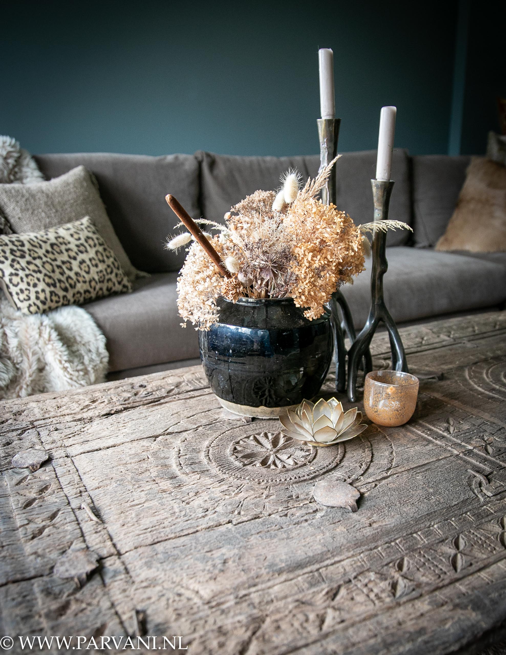 Unieke Indiase salontafel coffeetable oud houten deur met ijzeren pootjes en sierlijk houtsnijwerk en metalen nagels