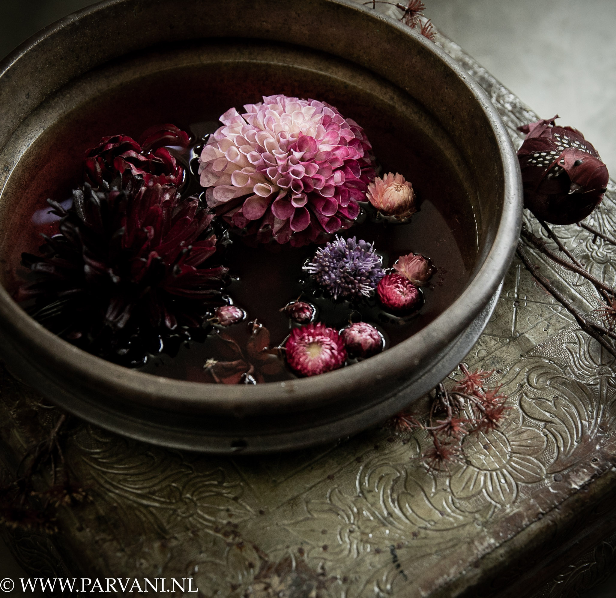 Bronzen Uruli schaal met bloemen op Tempel bajot tafeltje met metaal beslag