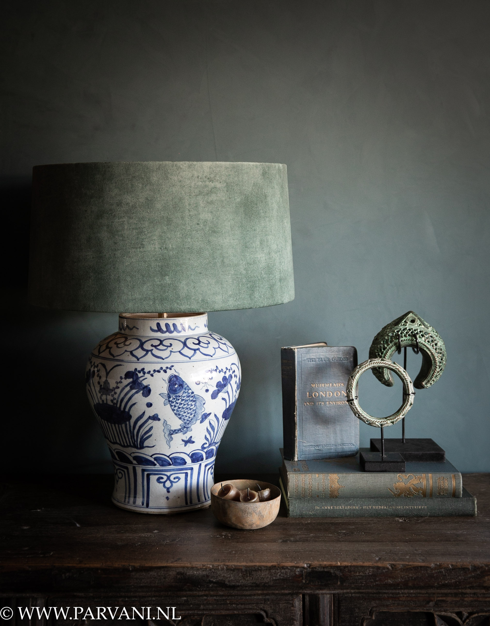 Chinese blauw wit beschilderde vaaslamp met zeegroene velvet kap en bronzen armbanden