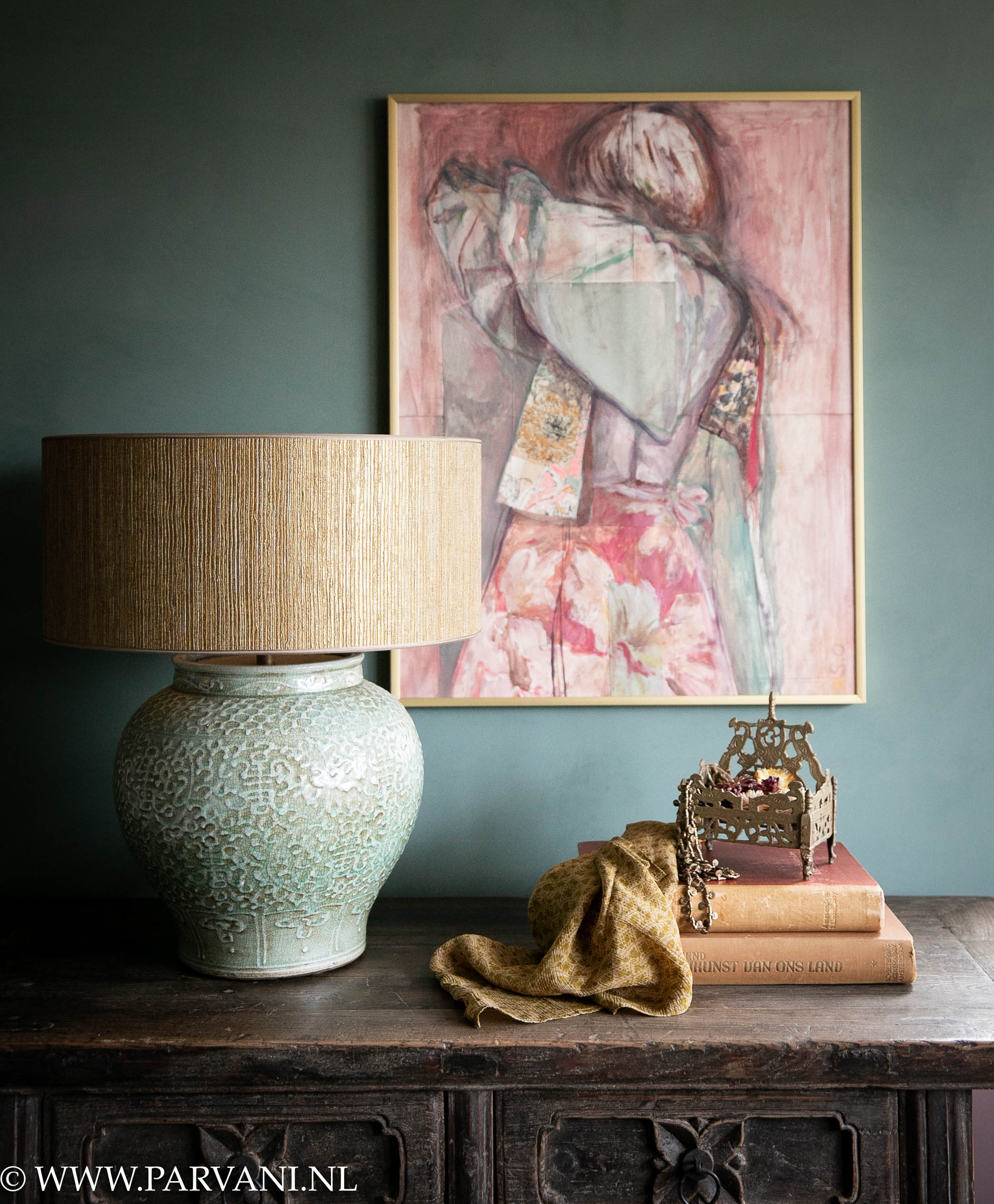 Chinese groene tafellamp met mooi bewerkt patroon en goudgele kap van Duran met messing offertempeltje en kleurrijk schilderij met Aziatische dame