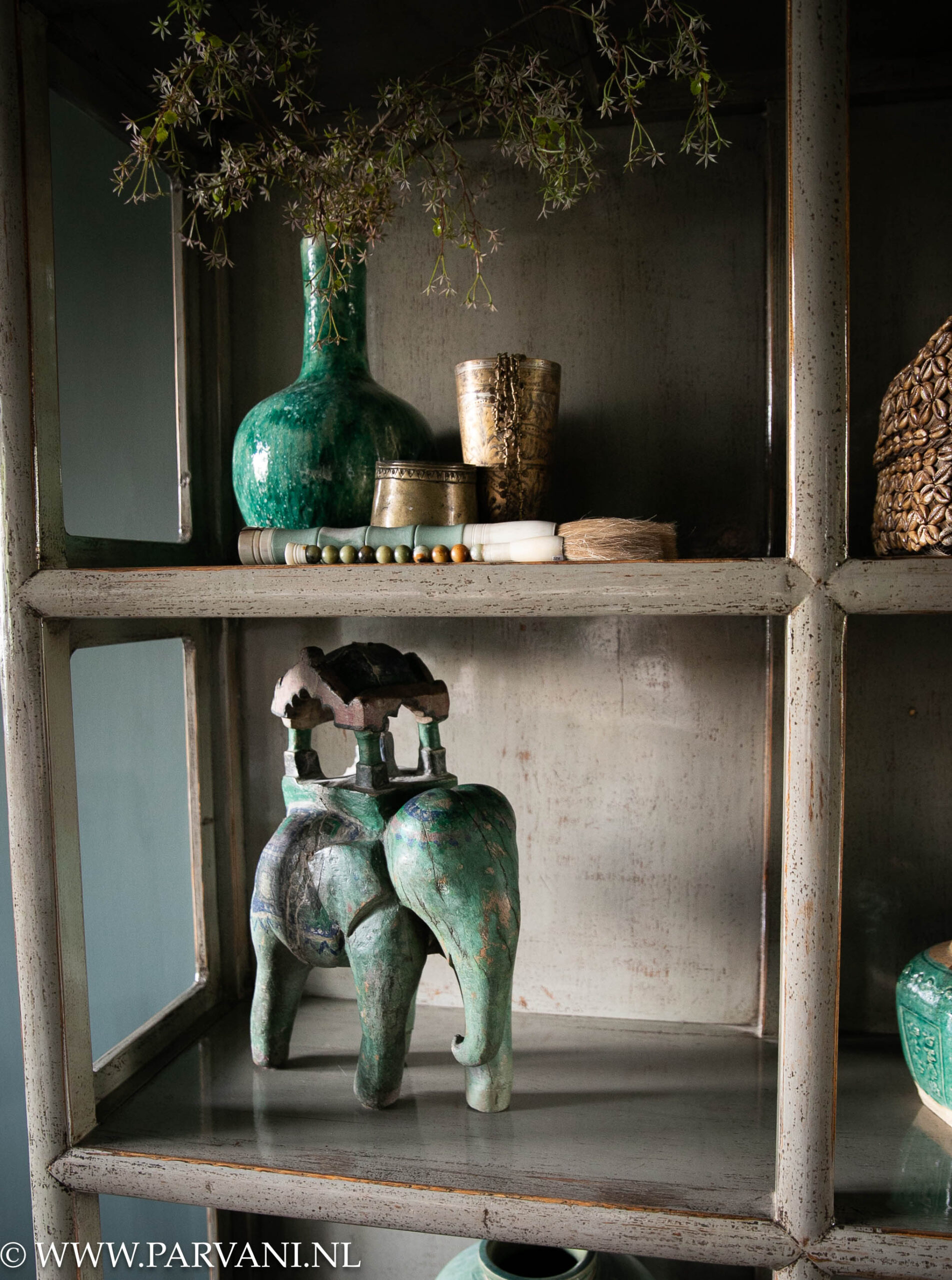 Chinese houten vakkenkast, boekenkast in olijfgroene kleur met Indiase olifant en mooie accessoires