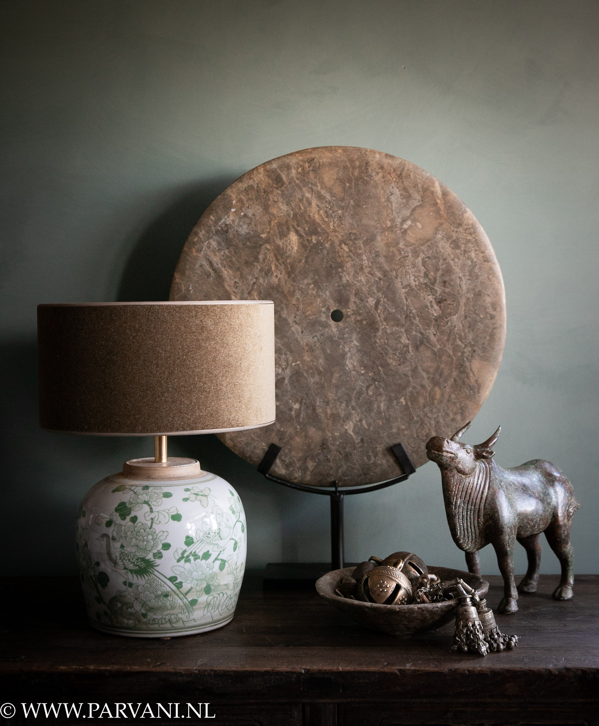 Chinese porseleinen tafellamp met groene beschildering en met brons kleurige velvet lampenkap met bronzen bull en grote stenen schijf op standaard en schaal met bronzen bellen
