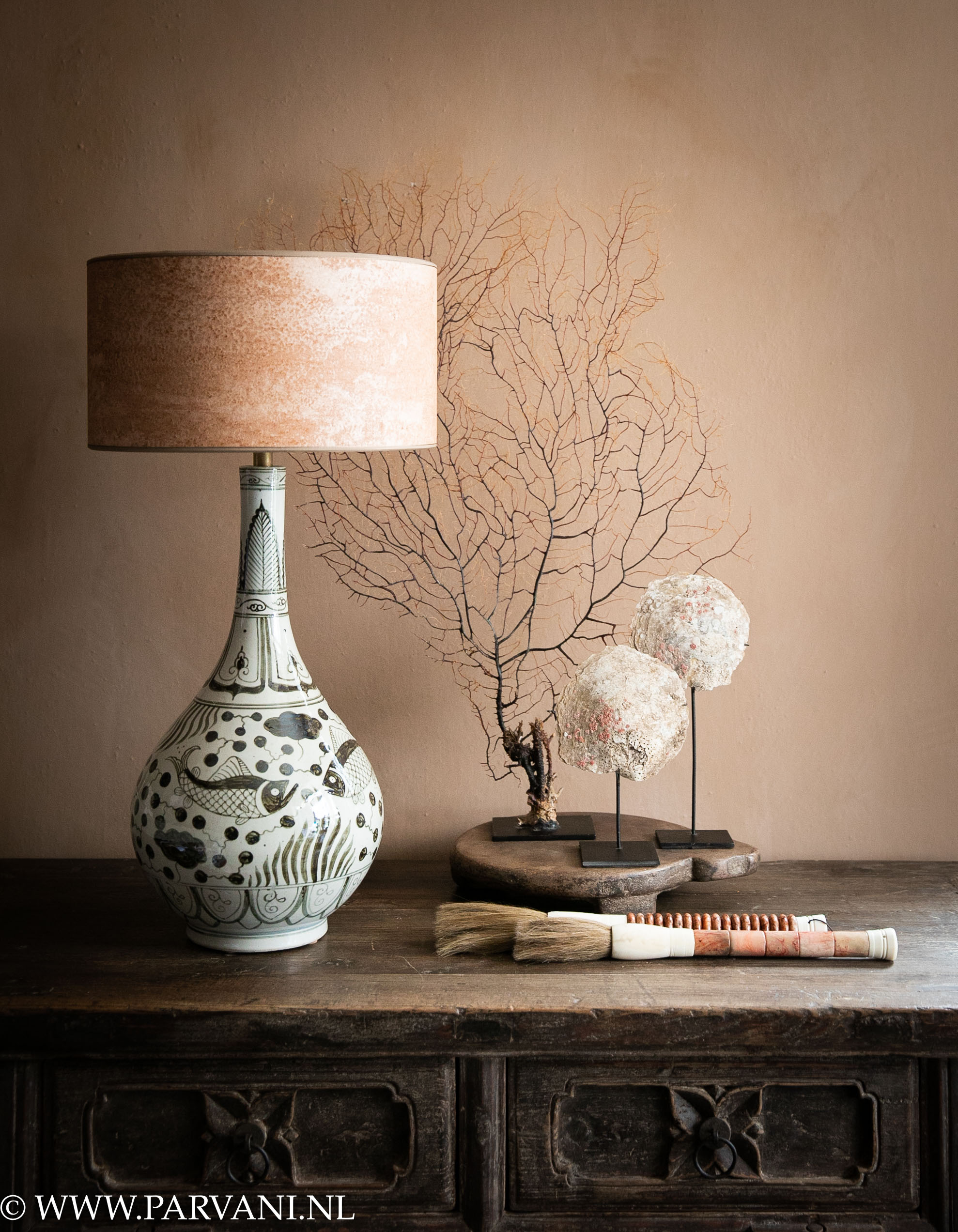 Chinese porseleinen tafellamp schemerlamp met zwart wit patroon met vissen, oud roze lampenkap, zeewaaier, schelpen op standaard en Chinese kwasten_